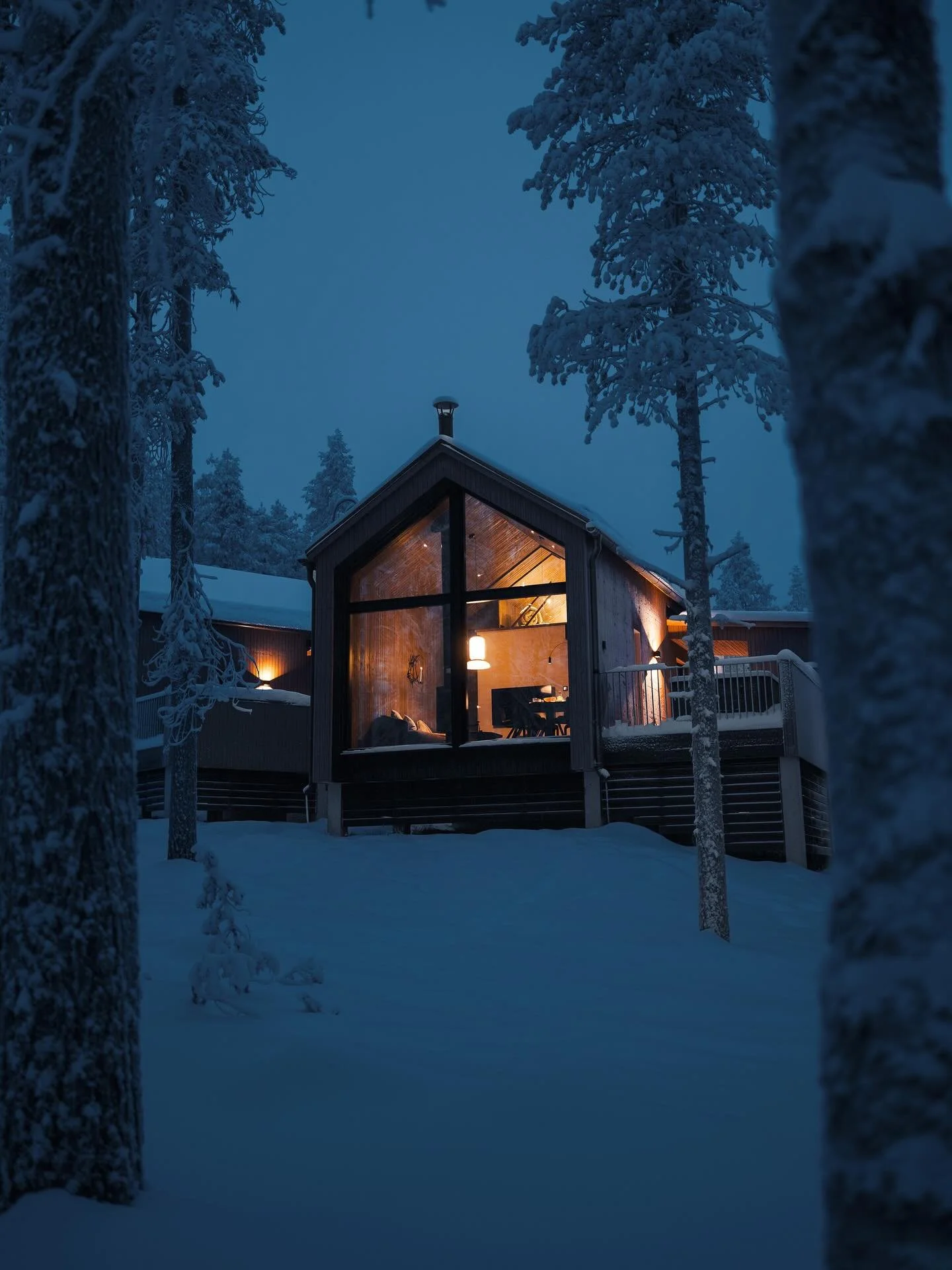 The atmosphere in the villas is warm and inviting. Wouldn&rsquo;t it be wonderful to curl up in an armchair with a cup of hot chocolate by the fireplace, admiring the beautiful scenery unfolding through the living room windows? ☕️❄️

#visitlevi #visi