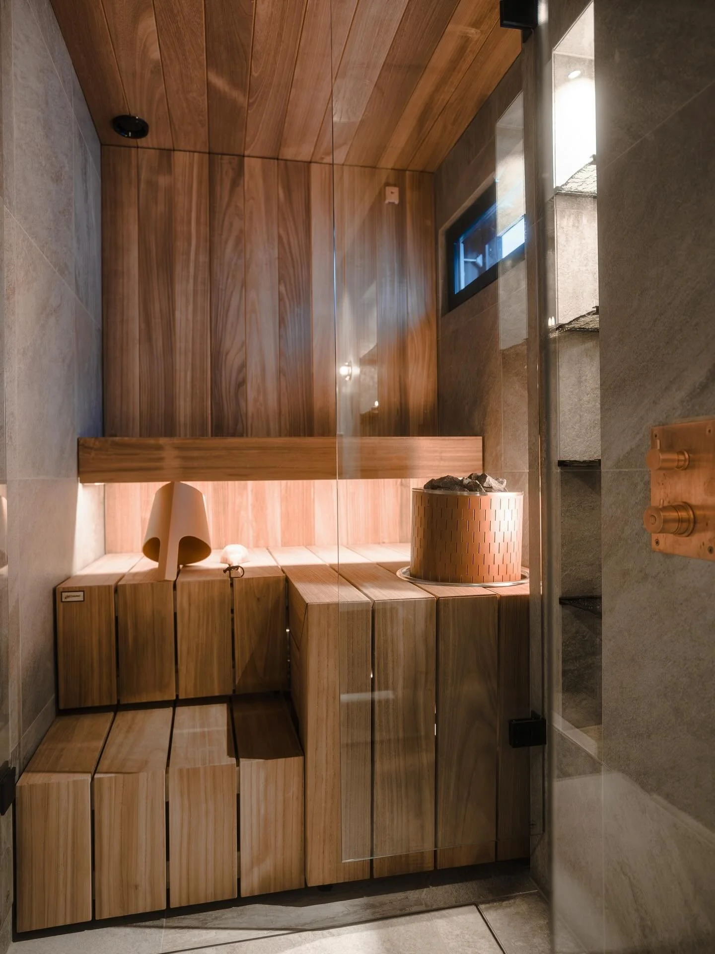 Our villas feature beautifully designed, unique bathrooms, offering its own distinct character. Every villa also includes a private, atmospheric sauna. 🚿

#visitlevi #visitlapland #northsuites #northsuiteslevi 

Aurora borealis, northern lights, Fin