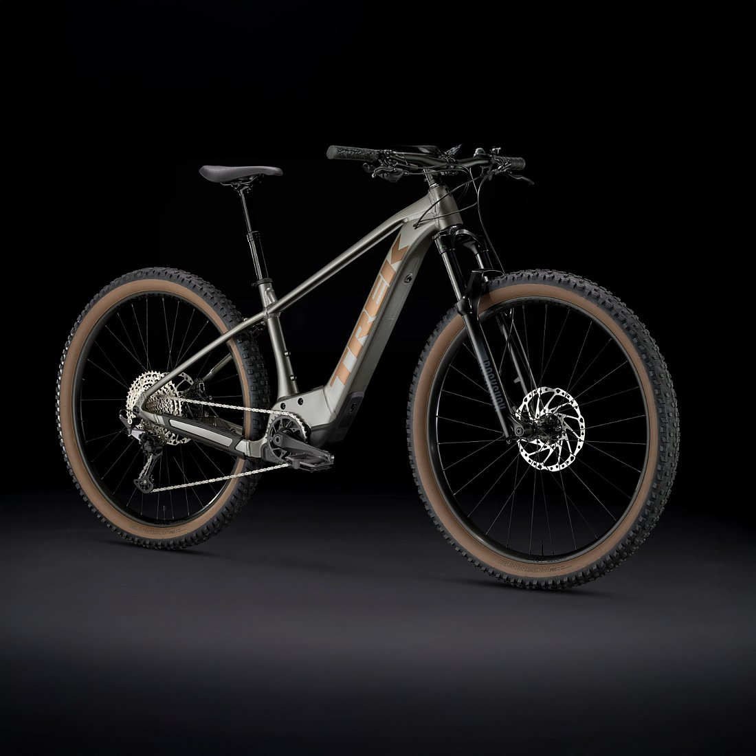 Ein modernes Elektrofahrrad mit schwarzem Rahmen und braunen Reifen, präsentiert vor einem schwarzen Hintergrund.