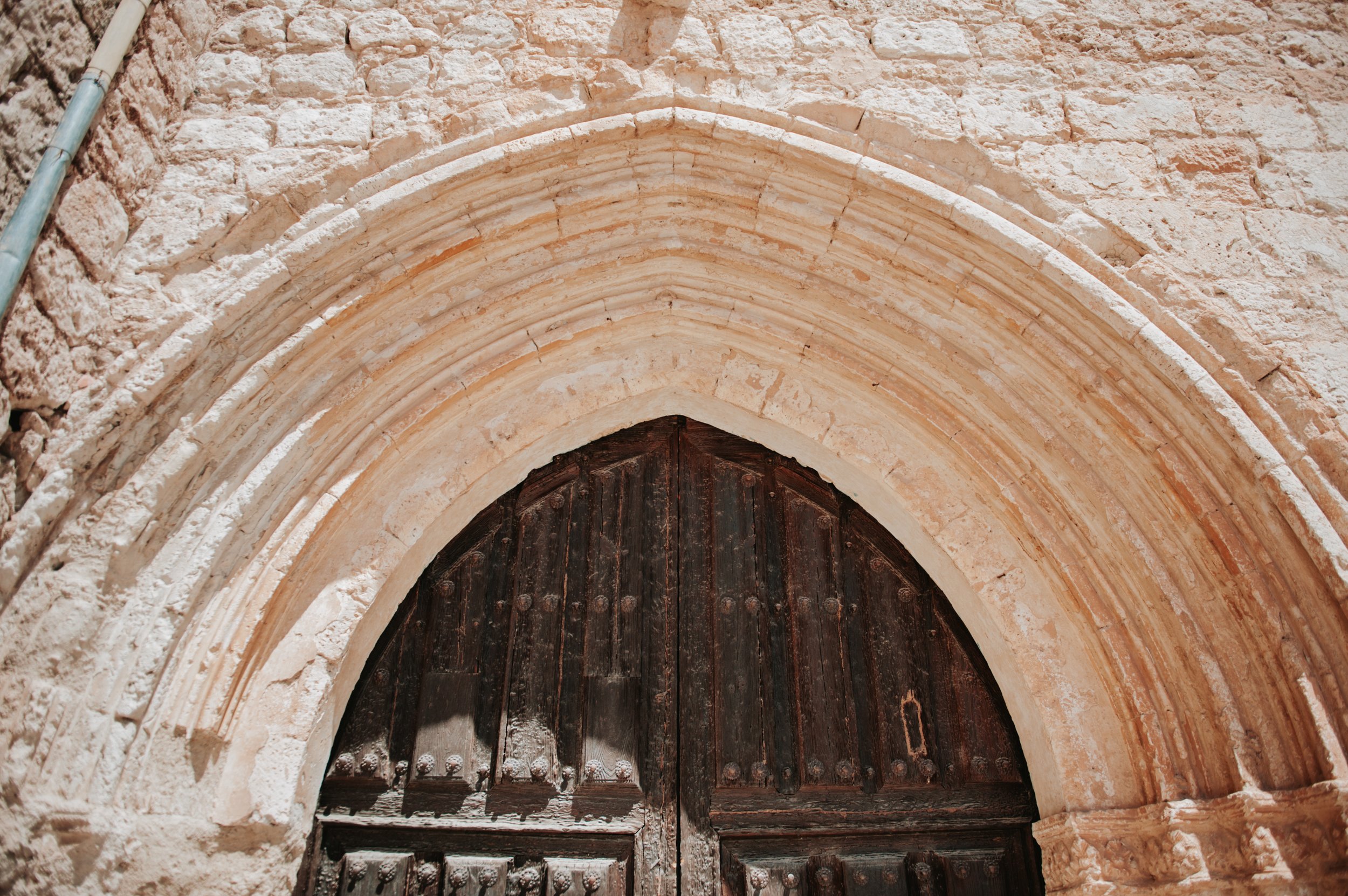 Puerta de madera antigua con arco de piedra en estilo gótico medieval