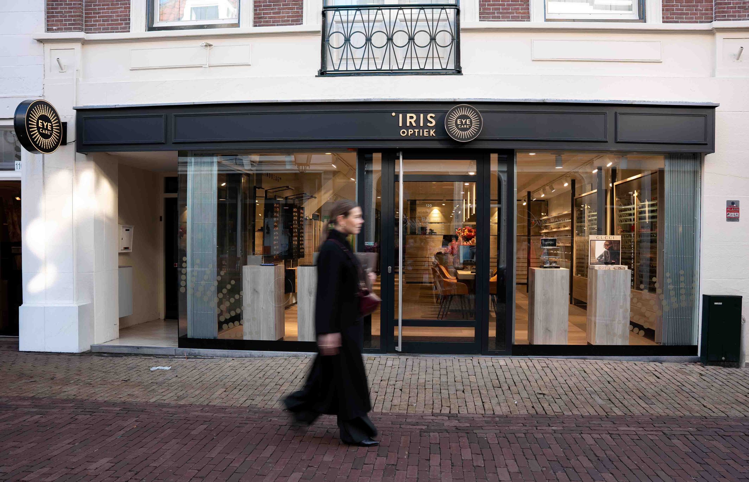 Winkelpand met de naam 'IRIS OPTIEK' en een ronde 'EYE CARE' sign tijdens zakelijke fotoshoot door Studio Brenda bedrijfsfotografie
