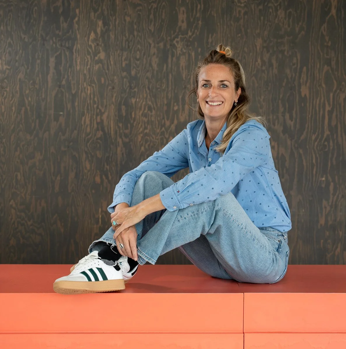 Zakelijke foto van fotograaf op roze toonbank