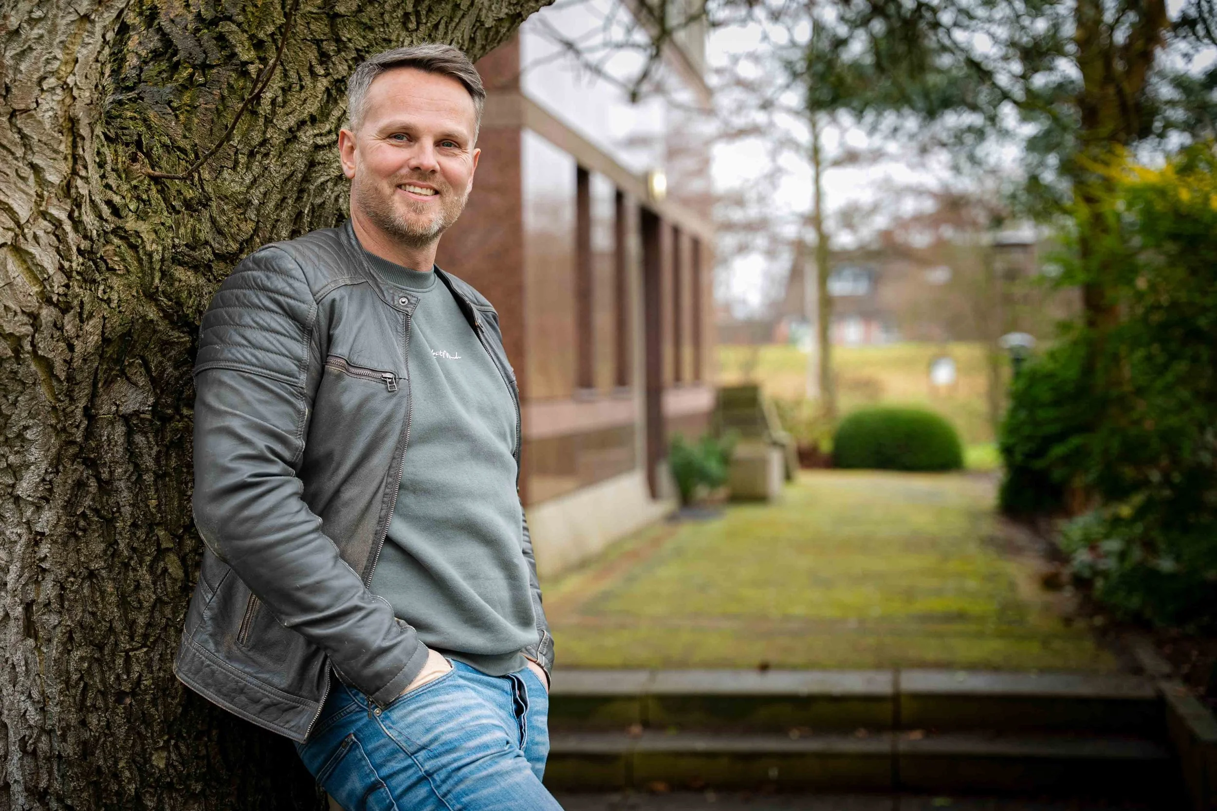 Mannelijke ondernemer Roeland Boes van Mannen in praktijk tijdens personal branding fotoshoot in natuur buiten in Houten door Studio Brenda fotografie