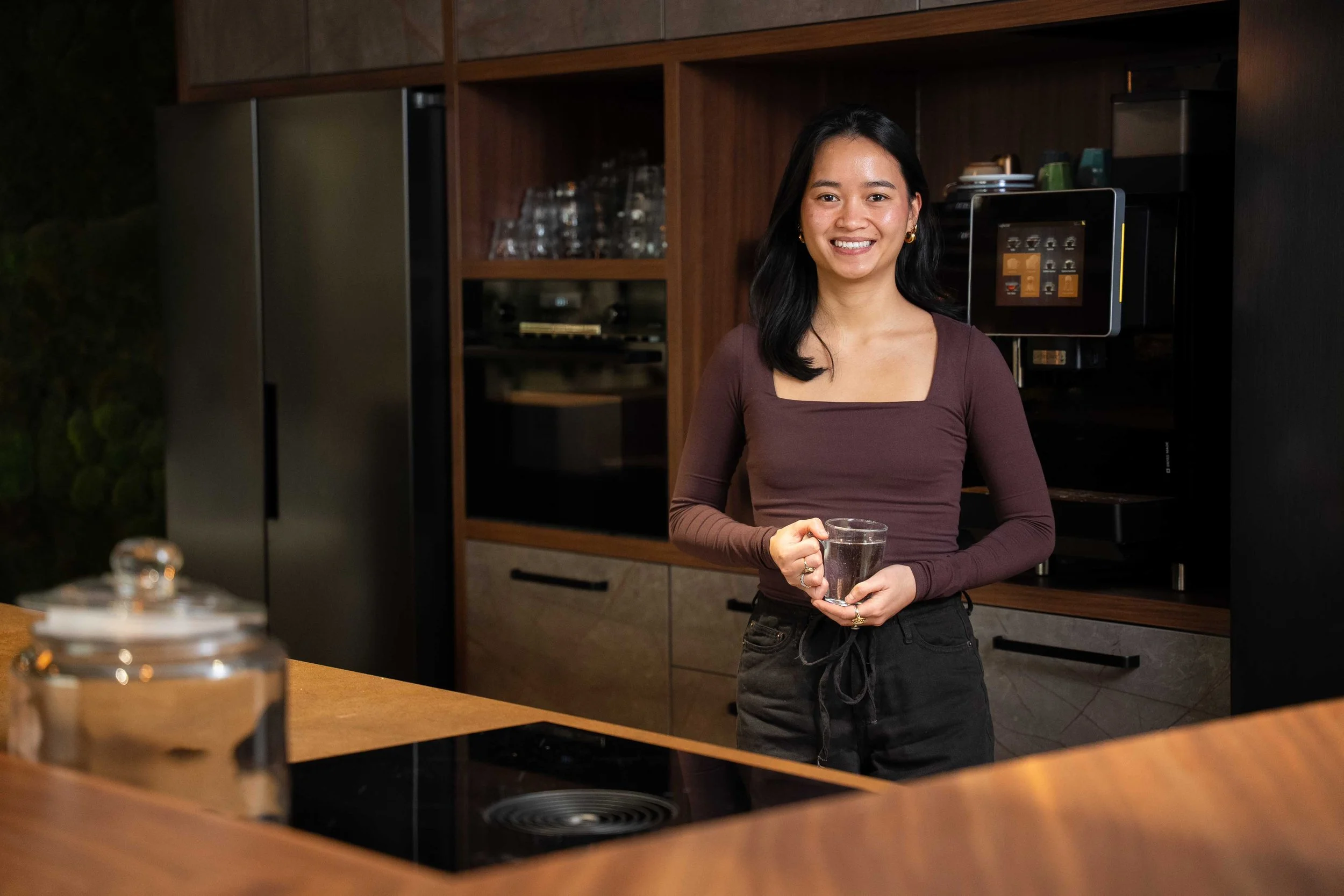 Medewerker in keuken tijdens bedrijfsfoto's EyeCare door Studio Brenda bedrijfsfotografie