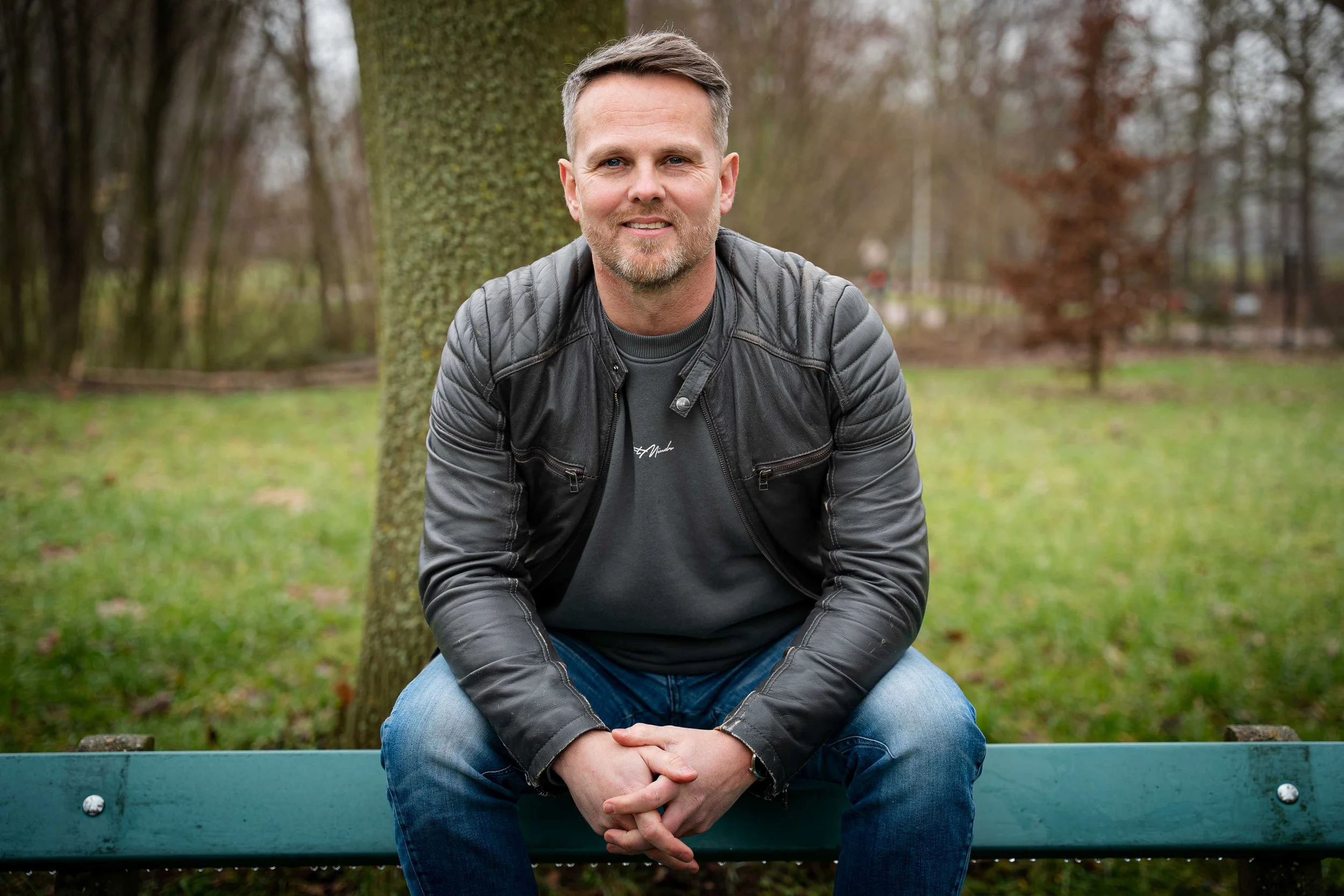 Mannelijke ondernemer Roeland Boes van Mannen in praktijk tijdens personal branding fotoshoot in natuur buiten in Houten door Studio Brenda fotografie