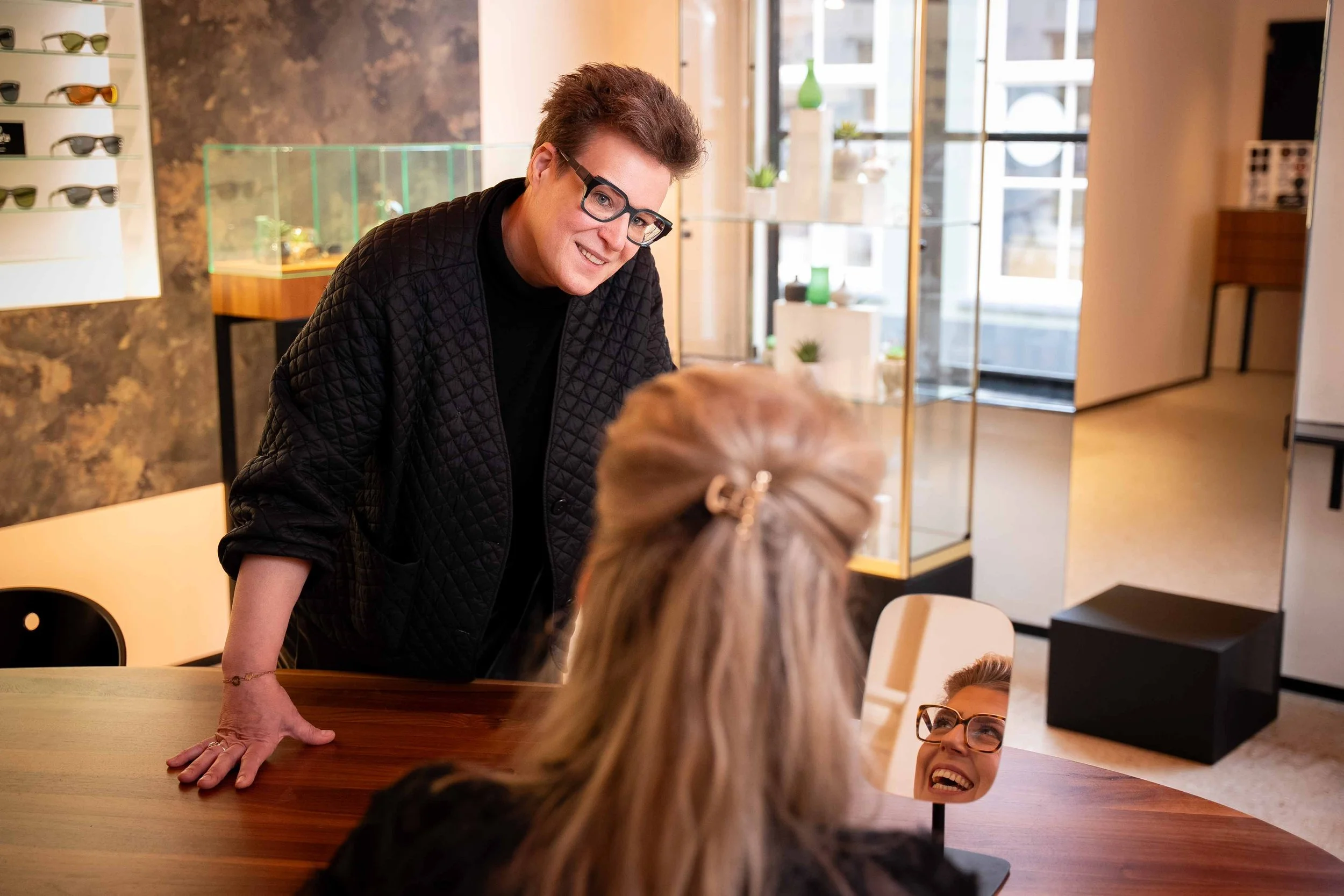 medewerker in een optiekwinkel tijdens bedrijfsfoto's in winkel voor EyeCare door Studio Brenda bedrijfsfotografie