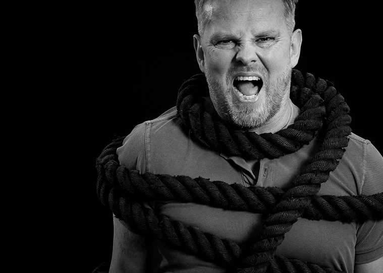 Mannelijke ondernemer Roeland Boes van Mannen in praktijk tijdens personal branding fotoshoot, portret met emotie met  zwarte achtergrond door Studio Brenda fotografie