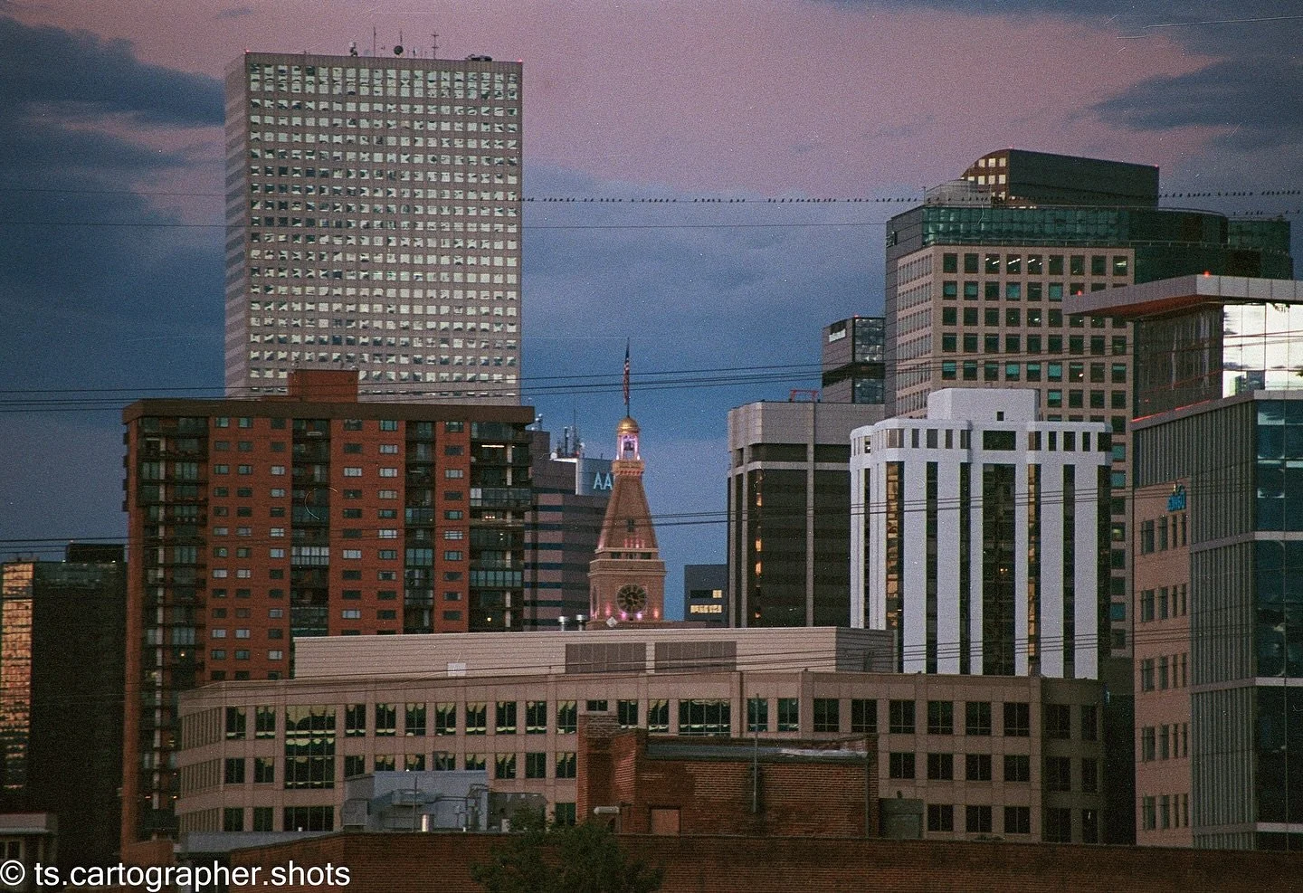 An evening sky over the Mile High City

📸 - Canon AT-1
🎞️ - Fujifilm 400
🔎 - Kalimar FD 60-300mm f/4 - f/22

#denver #denvercolorado #colorado #cityscapes #filmphotography #photography #canon #fujifilm400
