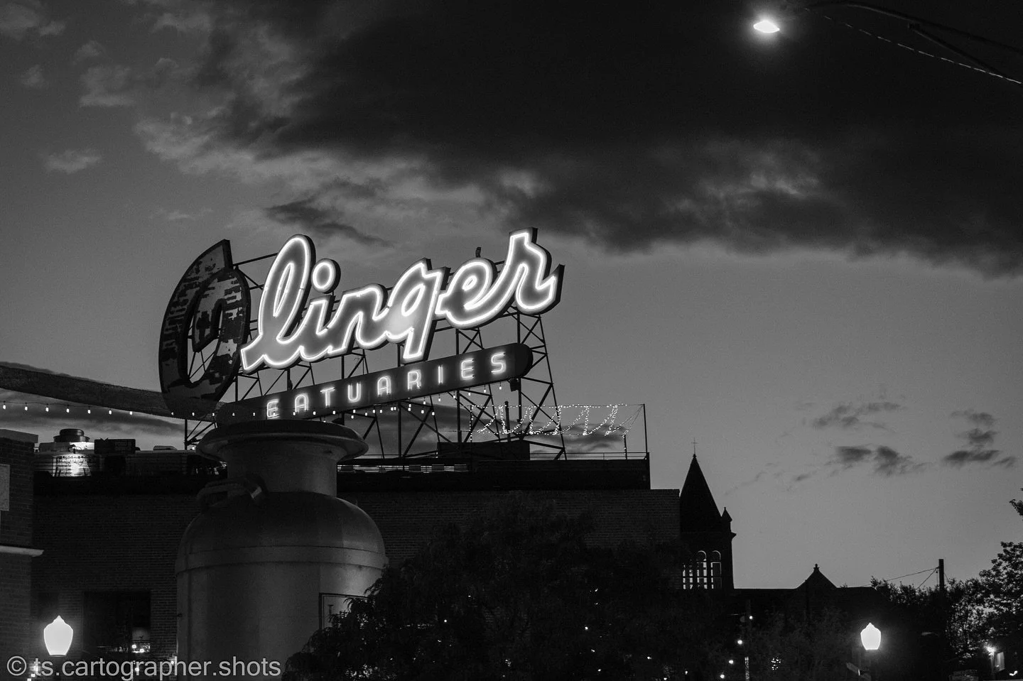 An evening walk&hellip;

📸 - Canon EOS R50
🔎 - Sigma RF 18-50mm f/2.8 DC DN

#denver #colorado #highlandsdenver #photography #cityscapes #canon #canonphotography