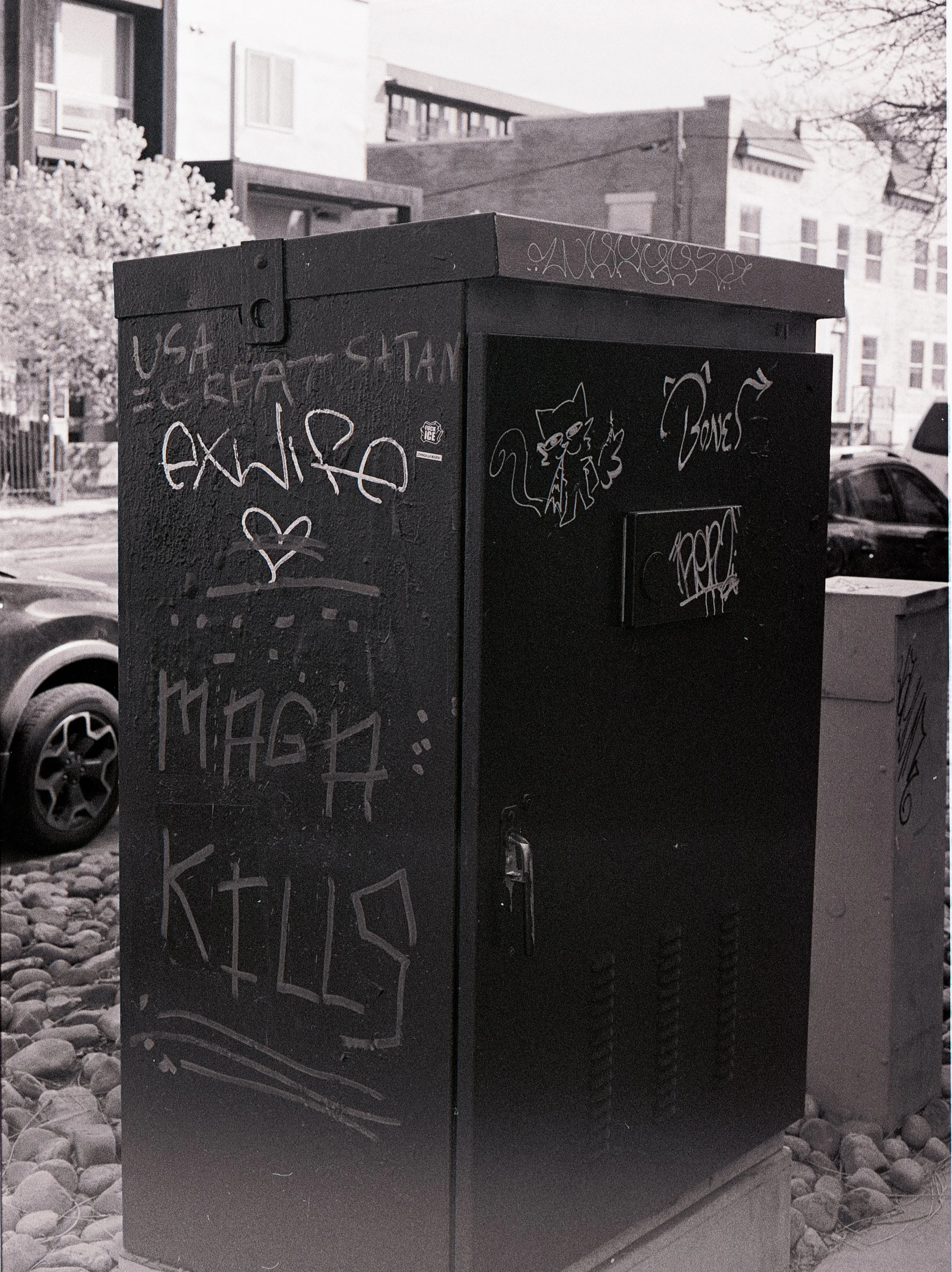 Just a walk in town&hellip;. 

🎞️ - Kodak 400TX
📸 - Canon AT-1
🔎 - Canon FD 50mm f/1.8 - f/16

#denver #photography #filmphotography #kodak400tx #canonat1