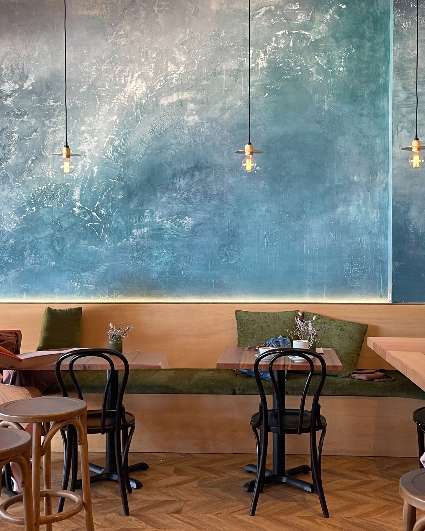 Transformar espacios no solo es una cuesti&oacute;n de naturaleza, tambi&eacute;n es el arte de jugar con texturas y colores en cada rinc&oacute;n.

Este rinc&oacute;n me lleva a un bosque con playa, &iquest;no les pasa? 🌲🌊 Los tonos y los material