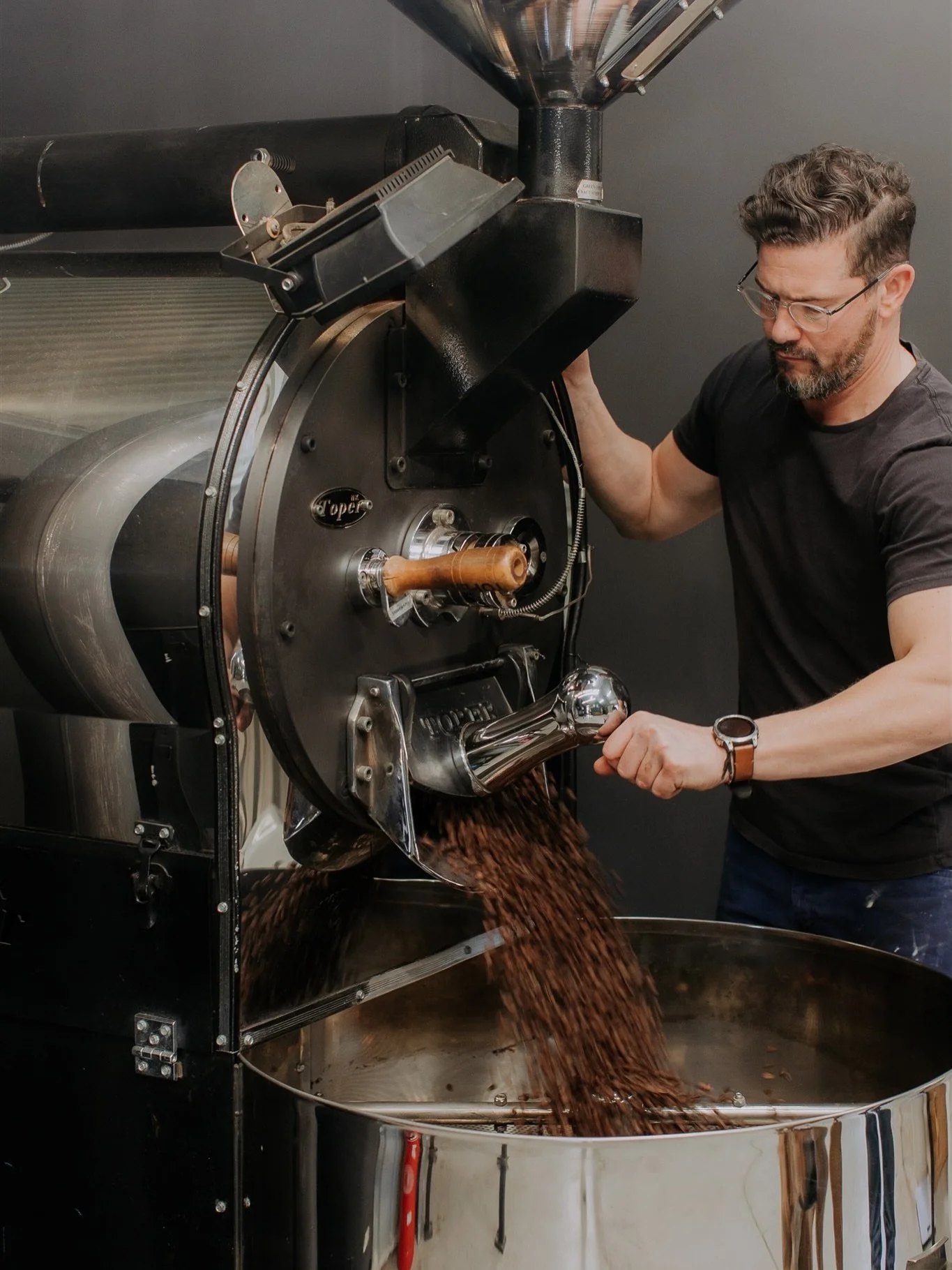 Fresh batches roasting today☕️

Still crazy to think people out there are waiting for coffee we roasted ourselves.

Really appreciate everyone who keeps supporting us.

#specialtycoffeeroasters #freshroastedcoffeebeans