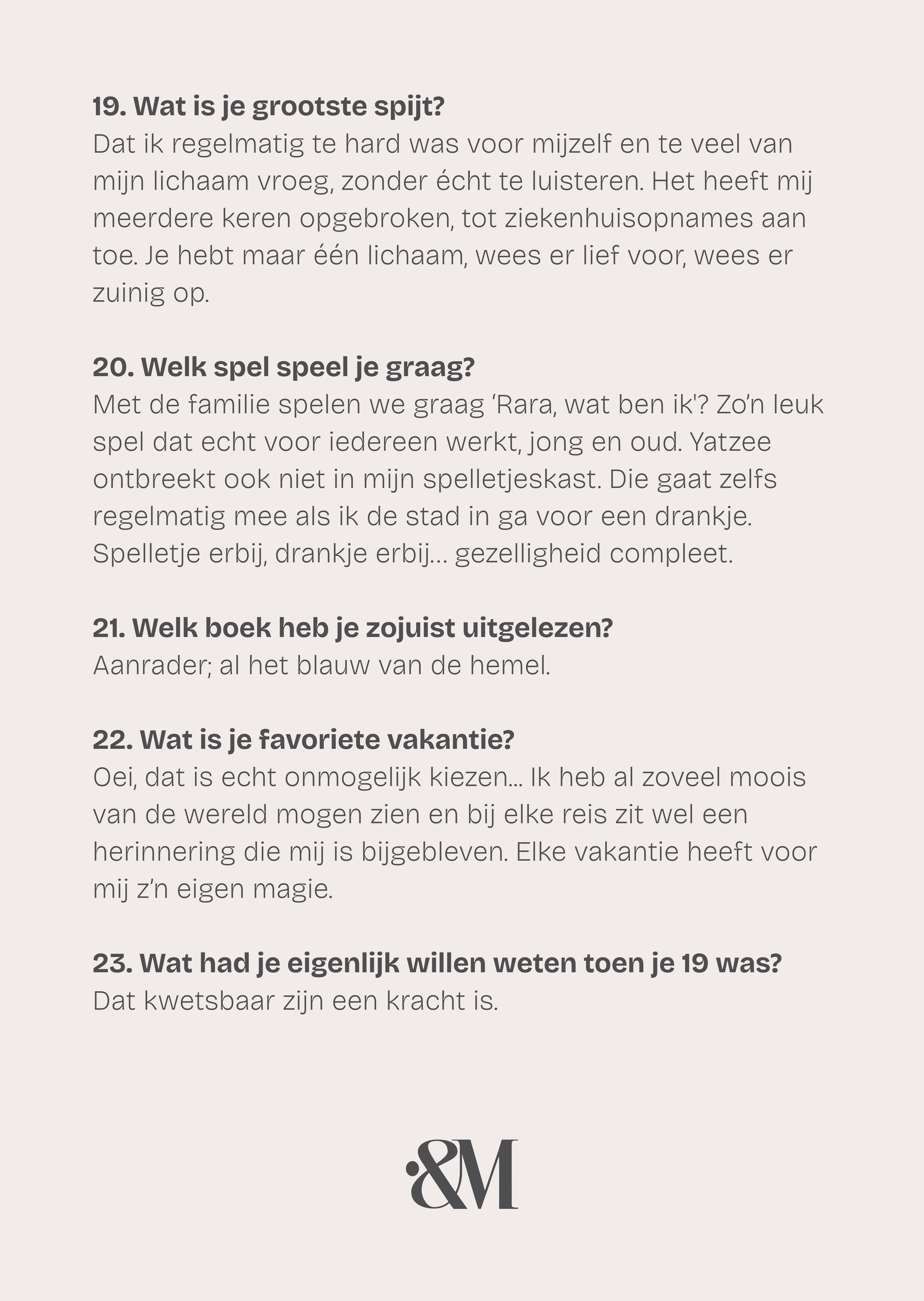 Close-up van een pagina met tekst in het Nederlands, ingedeeld in vragen en antwoorden, onder een logo &M aan de onderkant.