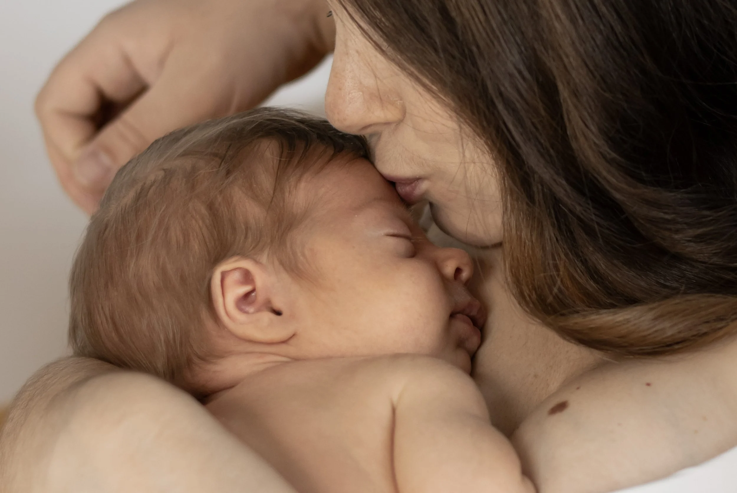 Une mère embrasse tendrement son tout-petit