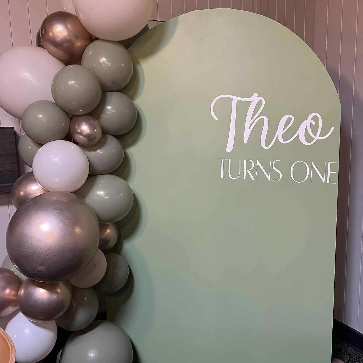 Theo turns ONE 🤍
Vinyl lettering by me &mdash; perfect for milestone moments.
Hire signs launching soon, but custom names &amp; decals available now!

#adelaidepartyhire #adelaidepartysupplies #partyhireadelaide 

Balloons and Board by client 💟