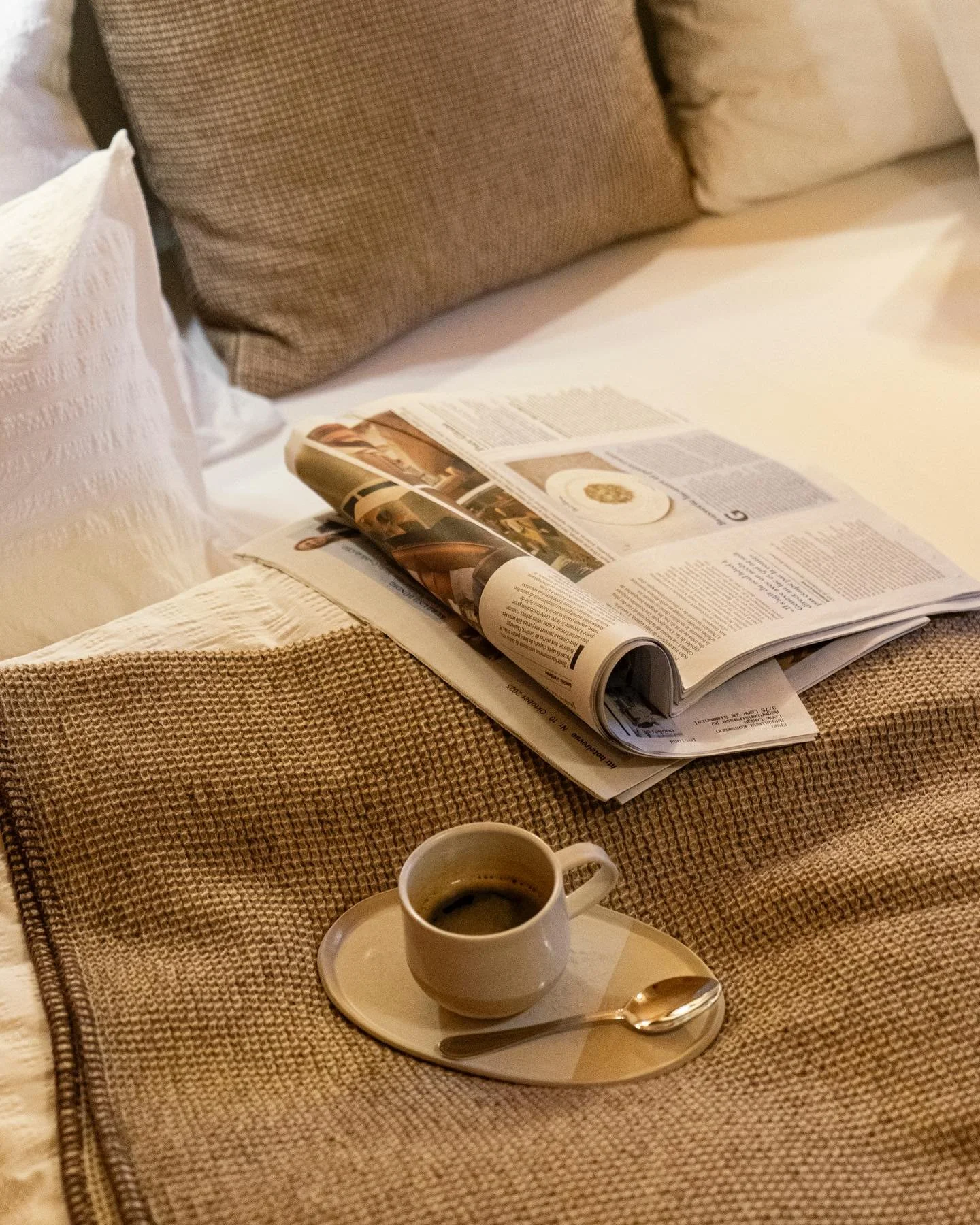 Wenn draussen der Sturm tobt, bleiben wir am liebsten gemütlich drinnen und geniessen den heissen Kaffee im Bett! ☕️ 
#slowmorning #boutiquehotel #mountainhotel #swisshotel #simmental #lenk #lenksimmentaltourismus #coffee #travelswitzerland #sc