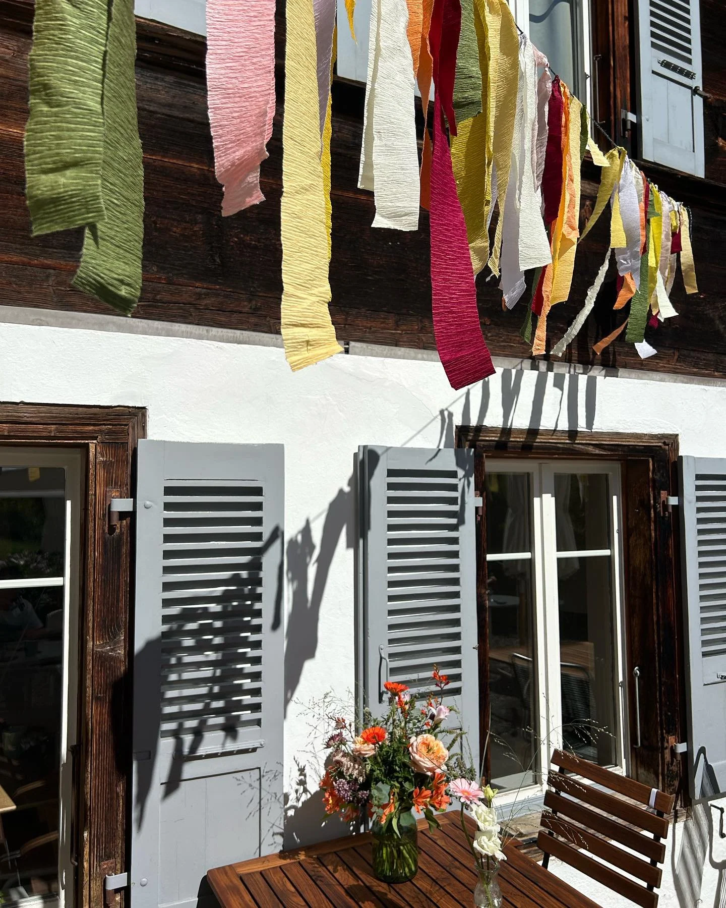 Bunte Erinnerungen an den Sommer bei uns im Garten 

#boutiquehotel #switzerland #swisstourism #alpinehotel #lenk #lenksimmentaltourismus #swisschalet #hotelgarden