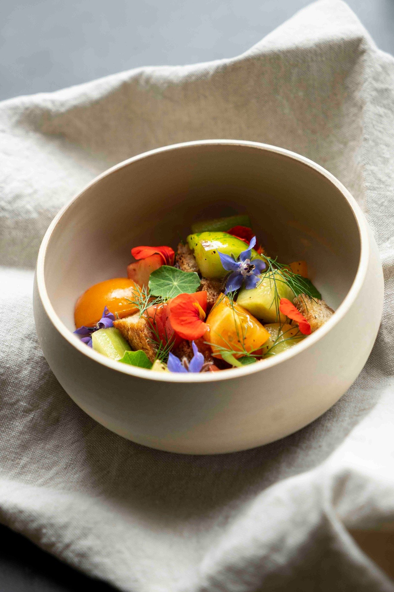 Tomate | Croutons | Gartenkr&auml;uter
Eine erfrischende Erinnerung an den Sommer im LUH.

#vegetarianfood #sharing #restaurant LUH #foodie #erfrischung #foodlover #hotelapartments #boutiquehotel #swisshotel #mountainretreat