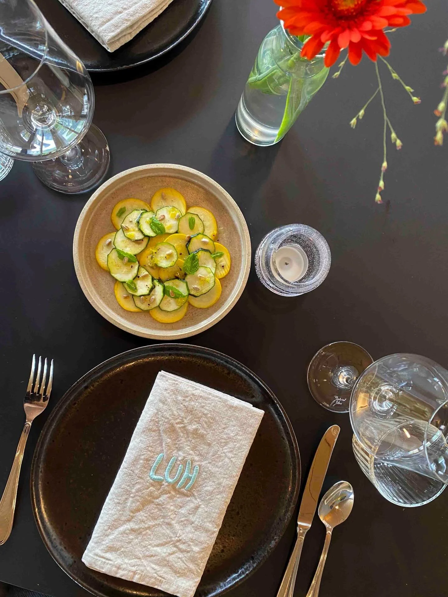 Unsere wundersch&ouml;n bestickten LUH Servietten 

#restaurant #boutiquehotel #lenk #simmentaltourismus #swisstourism #hospitality #restaurantlenk