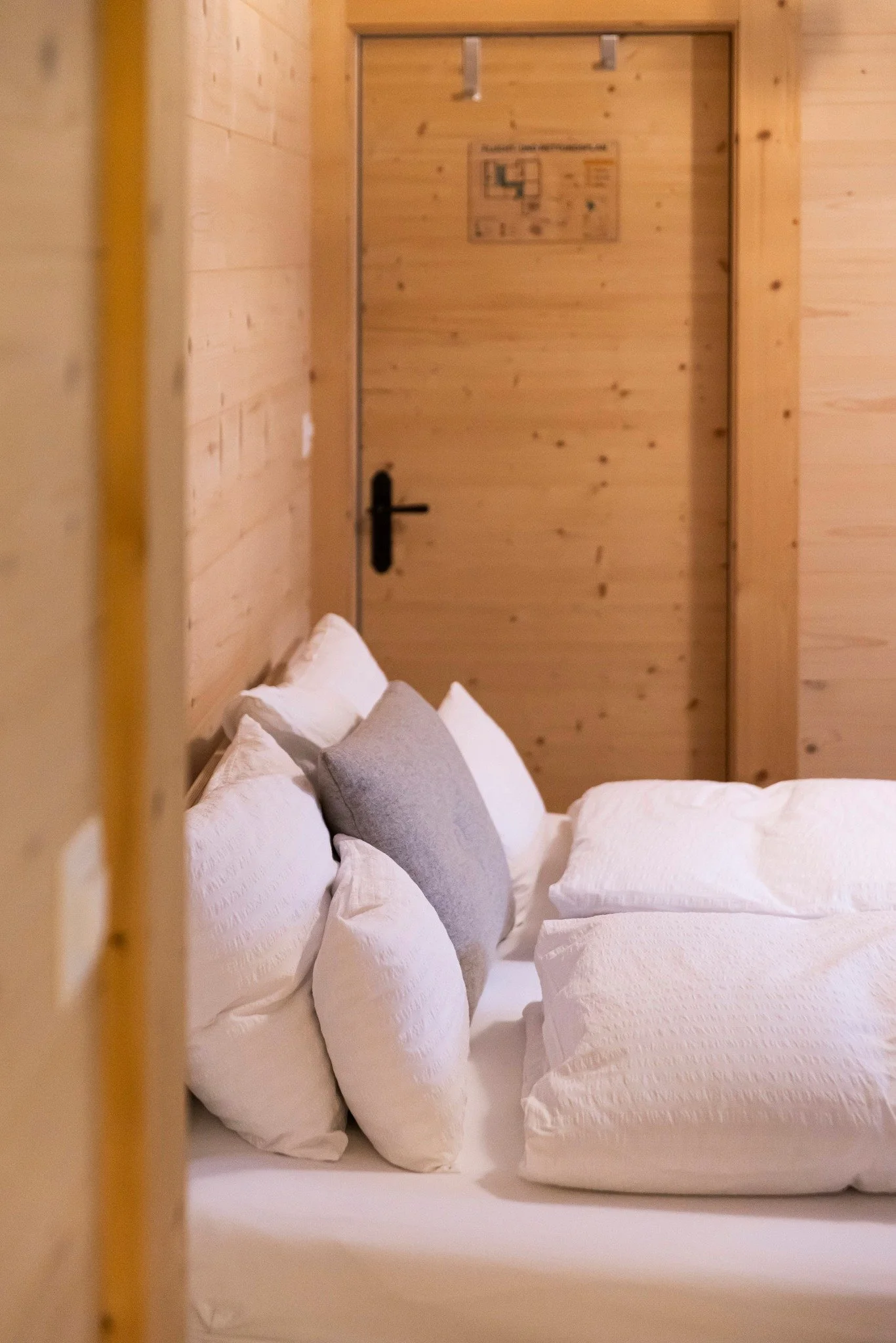 Ein Platz zum Zur&uuml;cklehnen.
Weiche Kissen, warmes Holz und ganz viel Ruhe.

#lenklodge #cozyvibes #sleepwell #alpineruhe #mountainlodge #holzliebe #slowdown #winterhideaway #swissalps #ruhefinden #cozyinterior #goodnightvibes