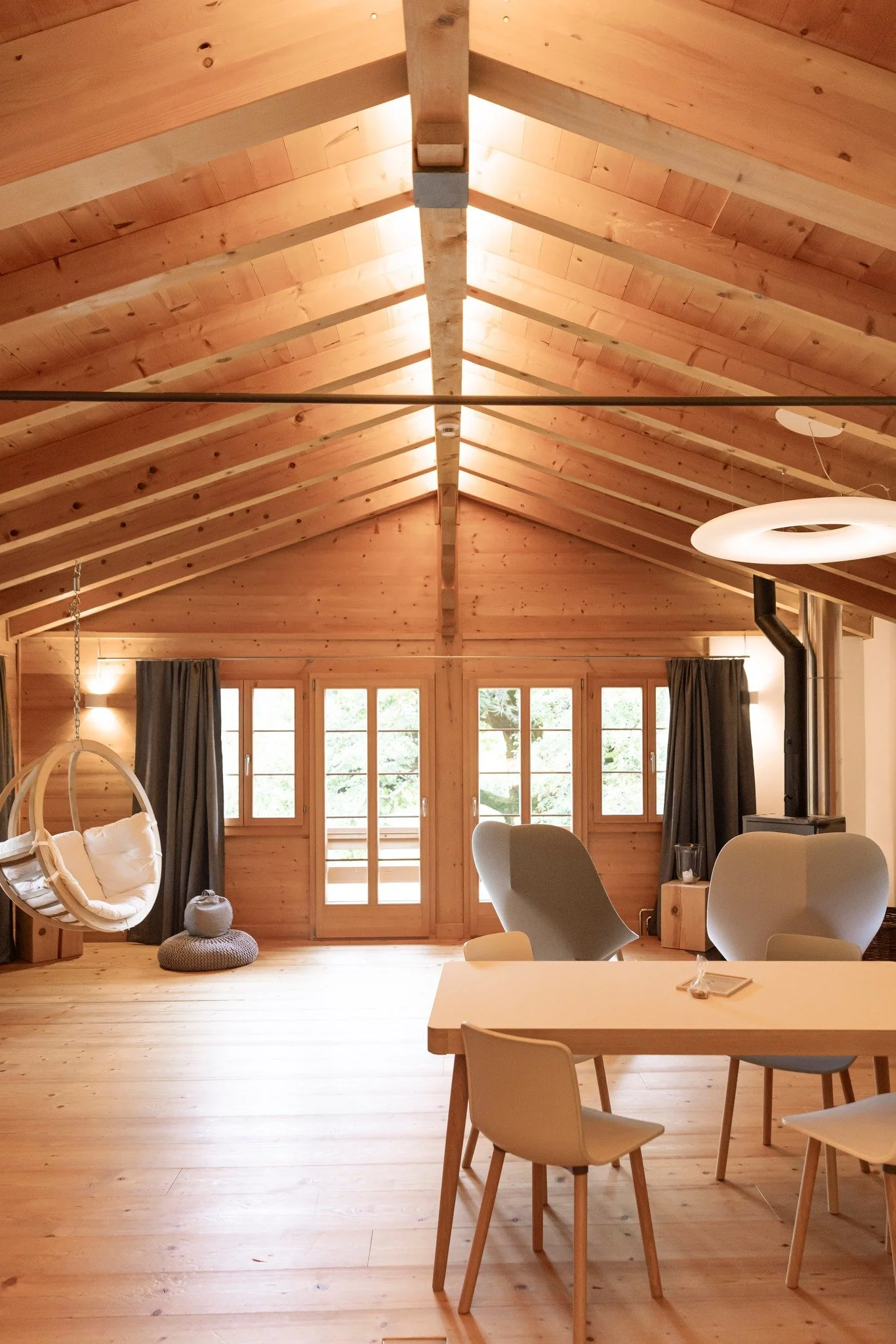 Raum zum Ankommen. Raum zum Sein.

#lenklodge #alpineruhe #woodlove #slowliving #mountainlodge #cozyspaces #swissalps #calmspaces #naturdesign #lenk