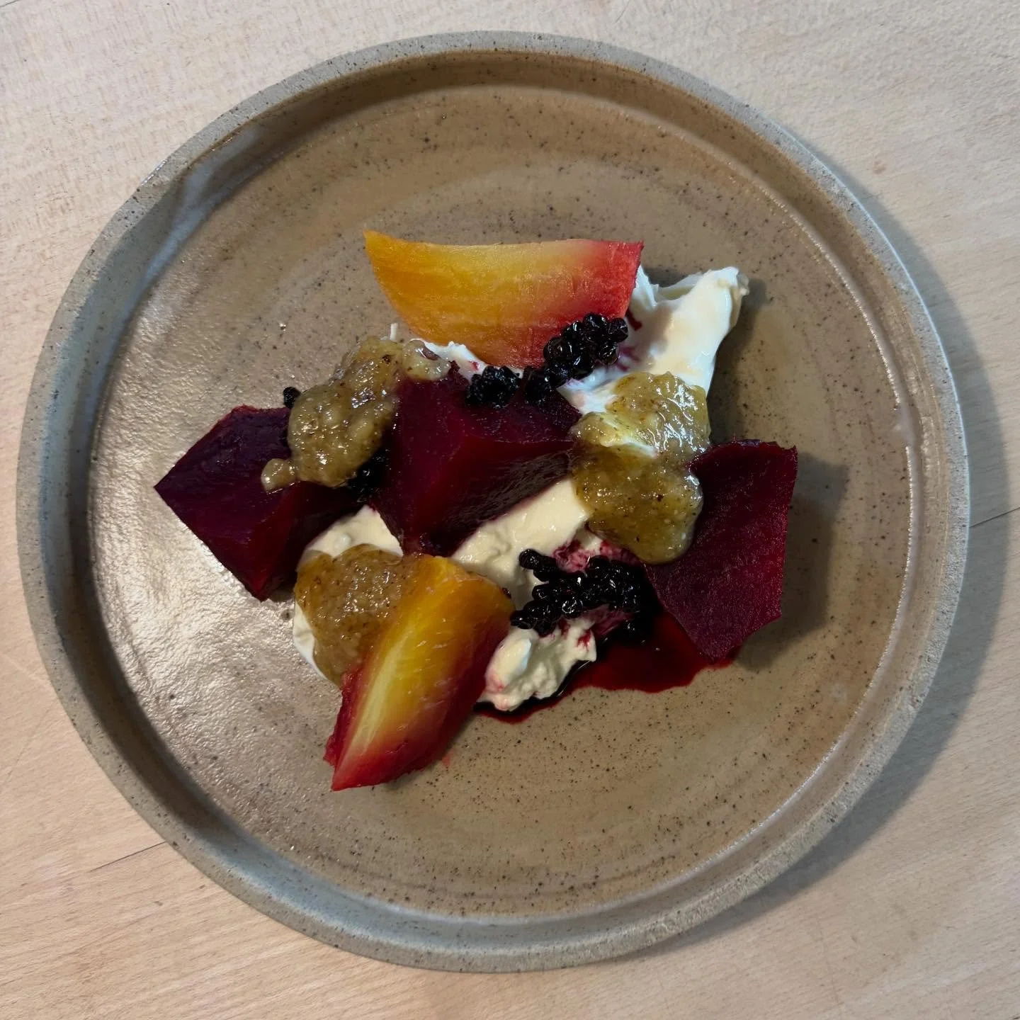 Rande | Buratta | Holunder | Walnuss
~ teil unserer aktuellen Vorspeise im LUH

#sharing #vegetarian #creative #unkonventionell dazu gibt&rsquo;s #naturalwines 

@enoteka.wildwines @lenkmilch @lenksimmentaltourismus