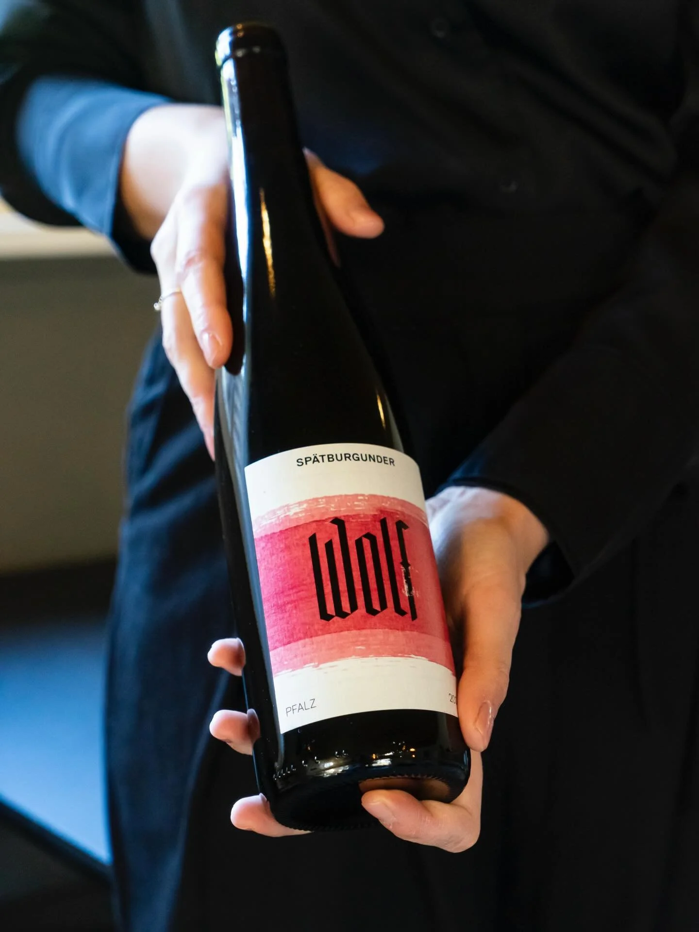 Einer unserer Lieblingsrotweine 
Der Sp&auml;tburgunder von @weingutwolf 

#boutiquehotel #restaurant #hotelerie #lenk #lenksimmentaltourismus @enoteka.wildwines