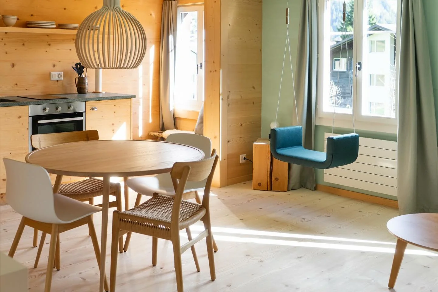 Sonnenstrahlen im Weitblick 

#boutiquehotel #roomwithaview #lenk #simmentaltourismus #hotelinteriordesign