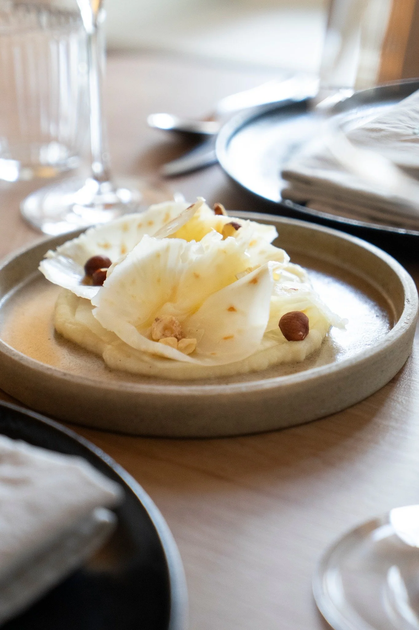 Knollenselleriep&uuml;ree -  in Salz gebackener Knollensellerie - Nussbutter - Haseln&uuml;sse