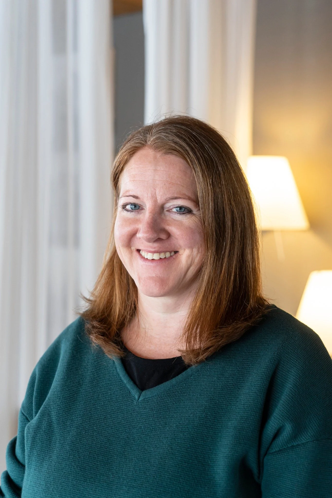 Hallo, ich bin Barbara 👋
Meistens findest du mich im Fr&uuml;hst&uuml;ck oder im Housekeeping &ndash; und &uuml;berall dort, wo gerade etwas gemacht werden muss.
Ich mag fr&uuml;he Morgen, ruhige Zimmer und das Gef&uuml;hl, dass hier alle zusammen a