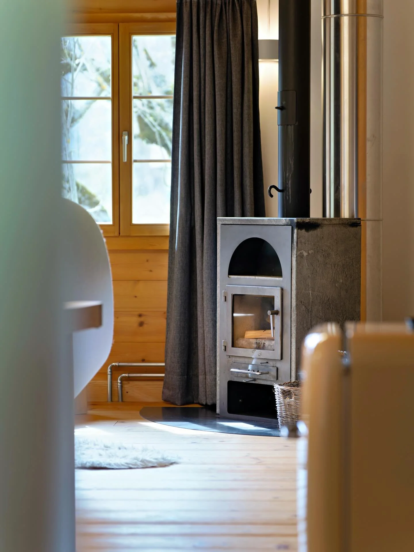 Chemin&eacute;e Wetter 

#boutiquehotel #lenk #interiordesign #simmental