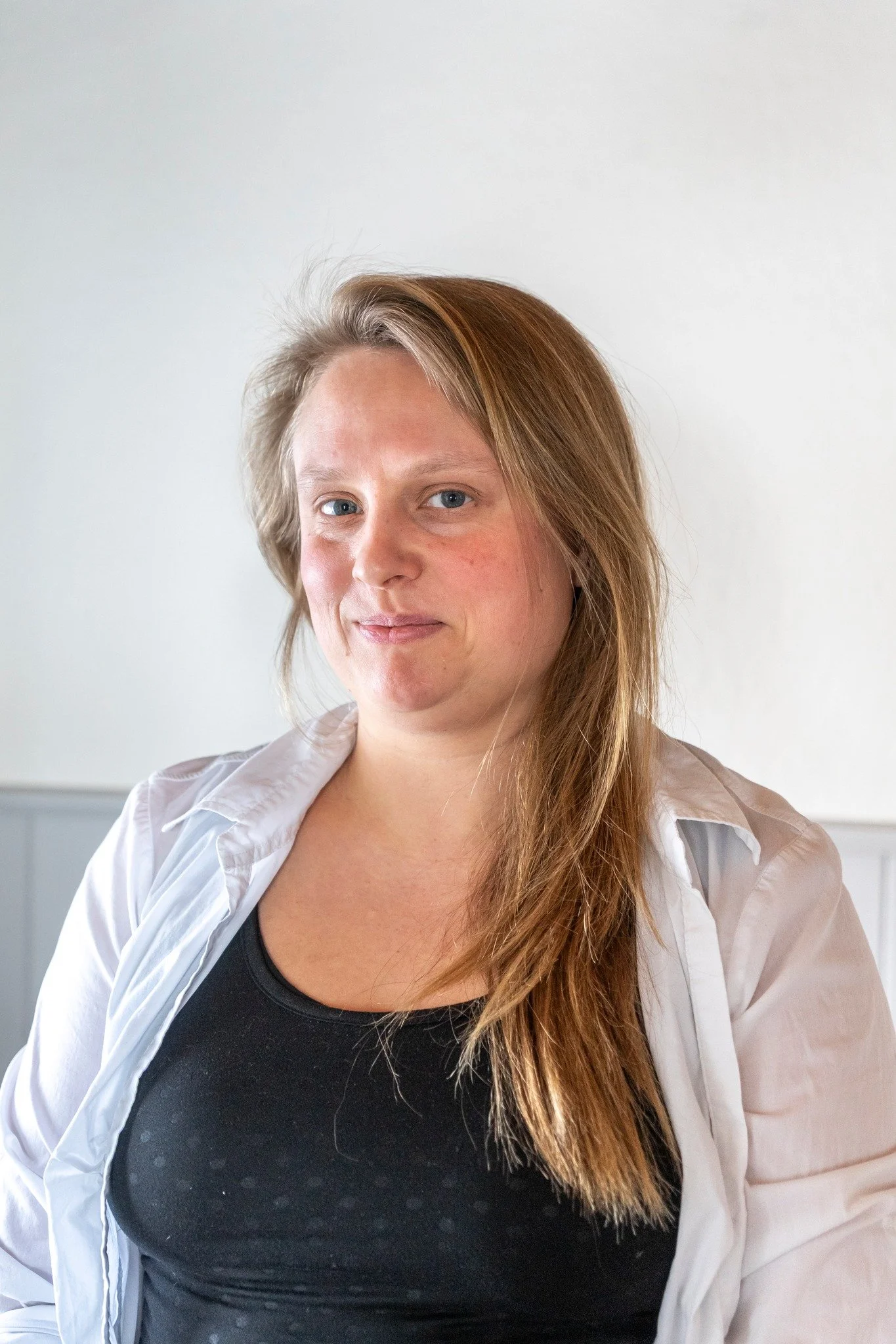 Hallo, ich bin Sina 🌻
Ihr findet mich eigentlich &uuml;berall. Ich bewege mich zwischen Housekeeping, G&auml;stebetreuung, Service, Barlead, Hausmeisterei und Management. 

Wenn es darum geht freundlich zu sein, Dinge zu &uuml;berblicken, Menschen e