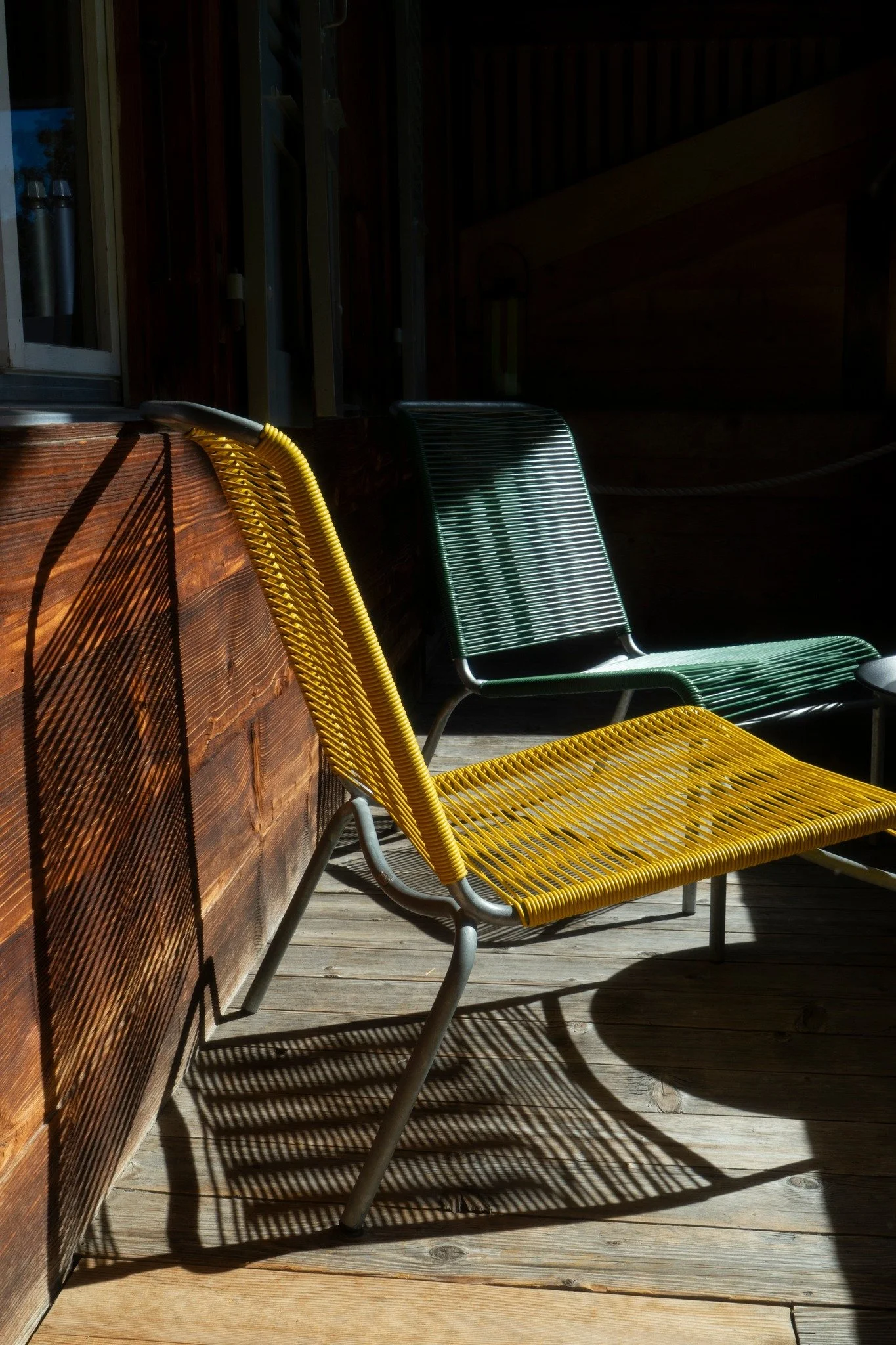 Zwei St&uuml;hle. Keine Eile.