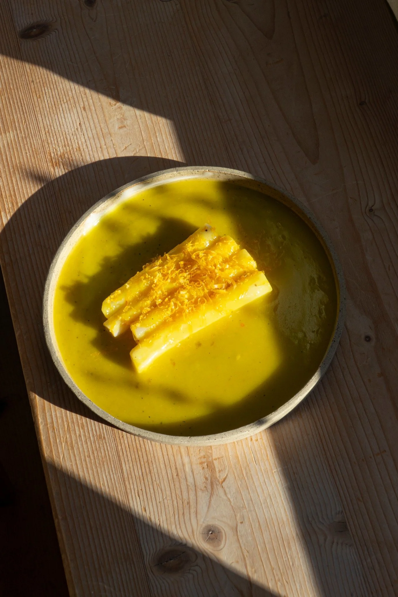 Schwarzwurzel | Safran | Eigelb (gebeizt)

#vegetarianfood #sharing #restaurant LUH #foodie