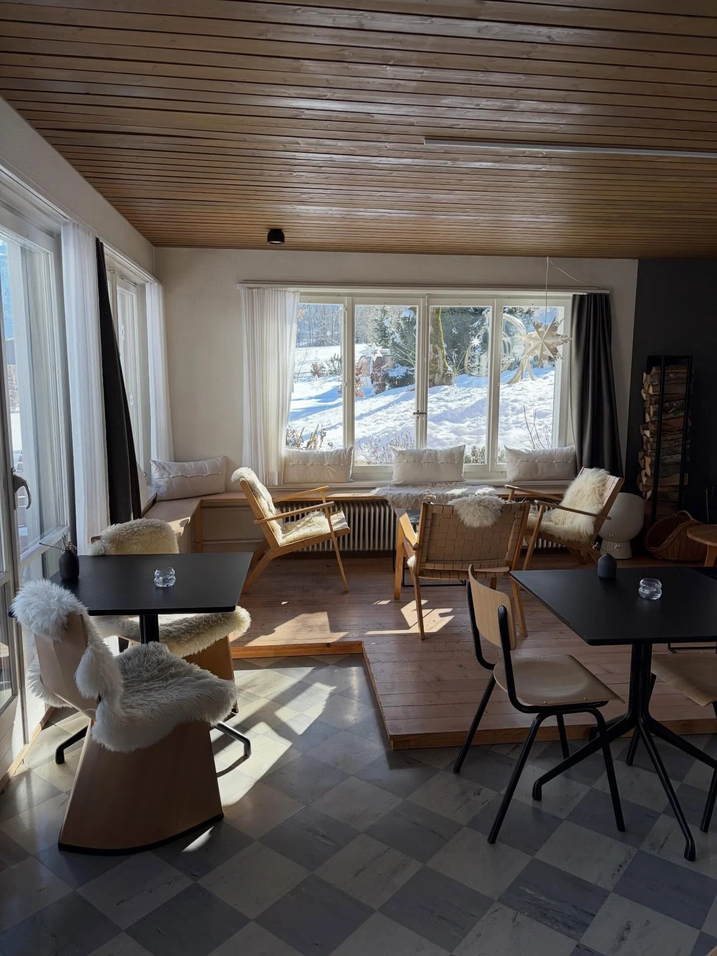 Wir lieben die vielen Sonnenstrahlen diese Woche! 

#lenklodge #lenk #luh #hotel #restaurant