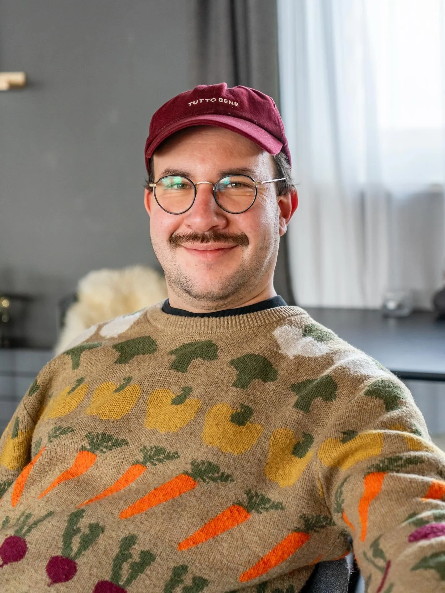 Hallo, ich bin Raphael.
Man findet mich eigentlich &uuml;berall zwischen Strategie, G&auml;steempfang, Technik, Konzeptideen und Buchhaltung. Oft bin ich auch hinter der Bartheke im Vino Vino oder verantworte das Musikkonzept am DJ-Pult.
Wenn es da