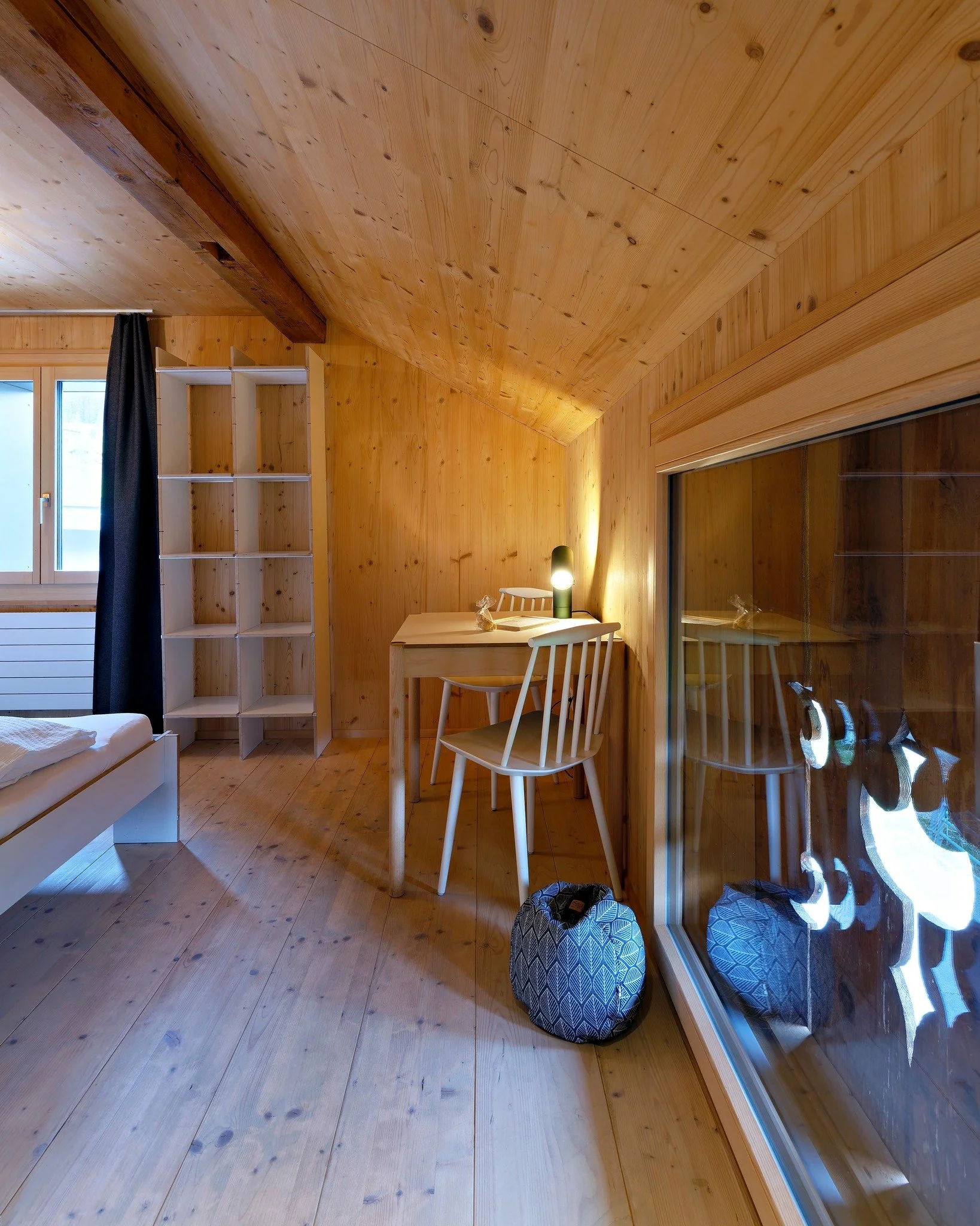 Unser Einzelzimmer &ndash; in dem sich Geschichte und Gegenwart begegnen.

#lenklodge #boutiquehotel #bergliebe #slowhospitality #lenk