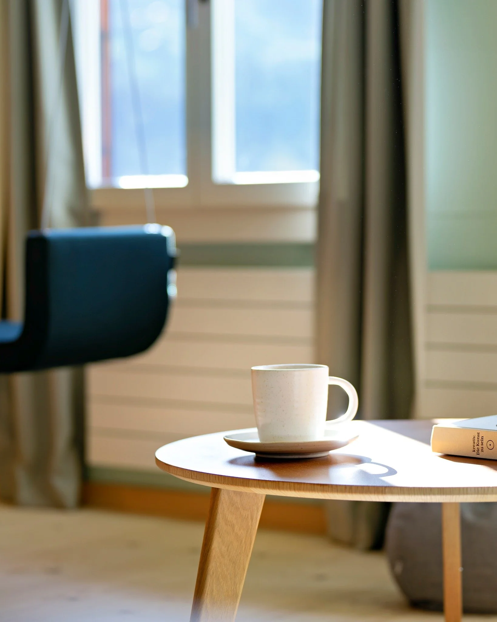 Slow mornings at Lenk Lodge.
...mit einer Tasse Bio Kaffee ☕