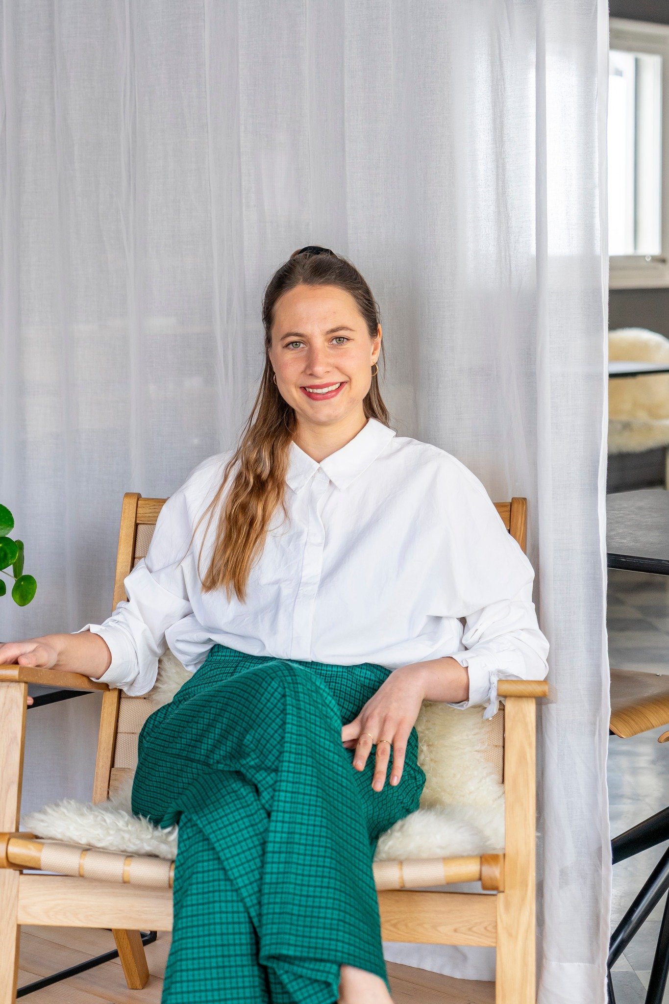 Hallo, ich bin Magdalena
Ich bin Gastgeberin in der Lenk Lodge und sorge daf&uuml;r, dass sich hier alle wohl und willkommen f&uuml;hlen.
F&uuml;r mich entsteht eine gute Atmosph&auml;re und echte Gem&uuml;tlichkeit durch Ordnung, Aufmerksamkeit und 