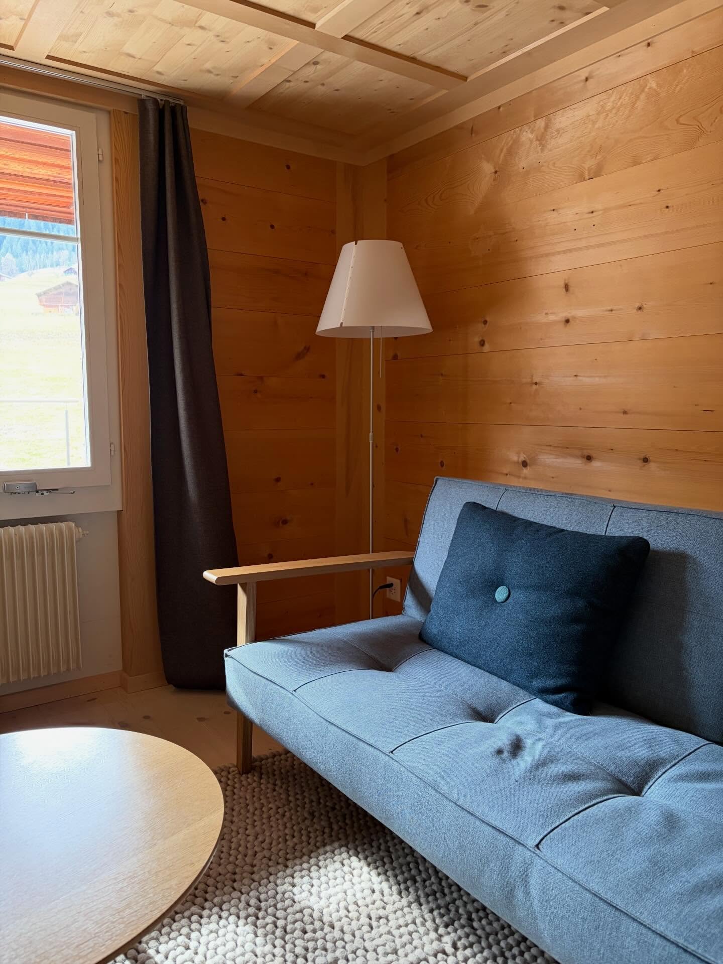 Wir machen aktuell Pause und ruhen uns auf dem Sofa aus.