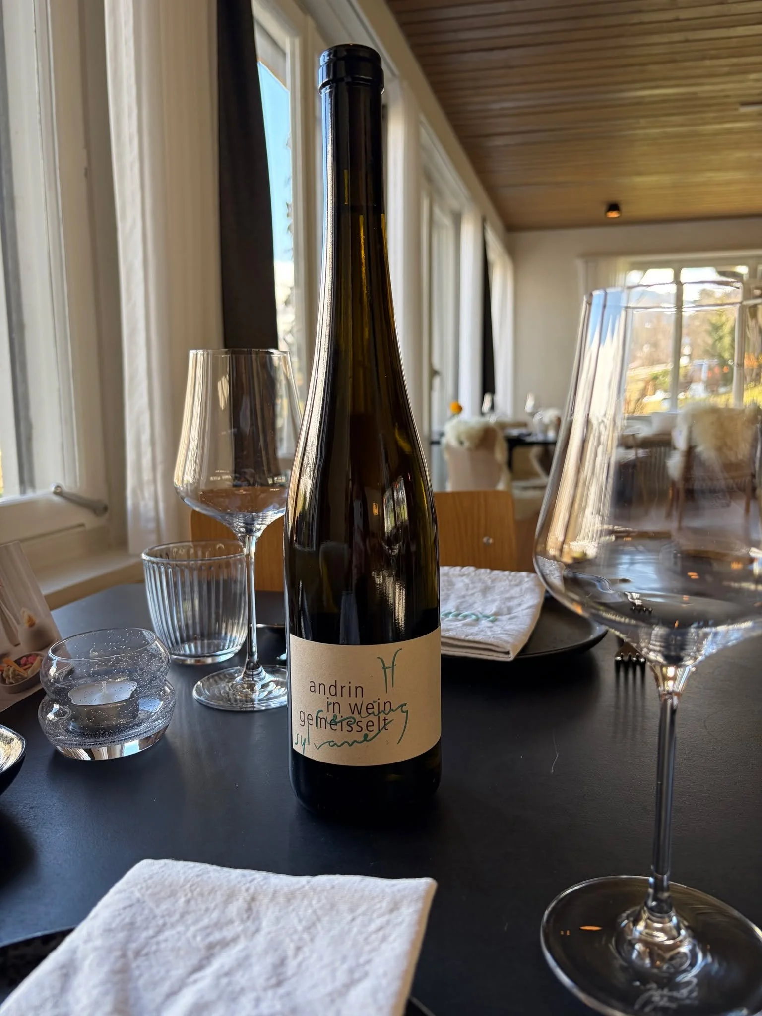 Aus der B&uuml;ndner Herrschaft ins Glas 🍷
leicht, frisch und gemacht f&uuml;r lange Abende am Tisch

 #b&uuml;ndnerherrschaft #schweizerwein #rieslingsylvaner #naturwein #winevibes #winelover #ap&eacute;rozeit