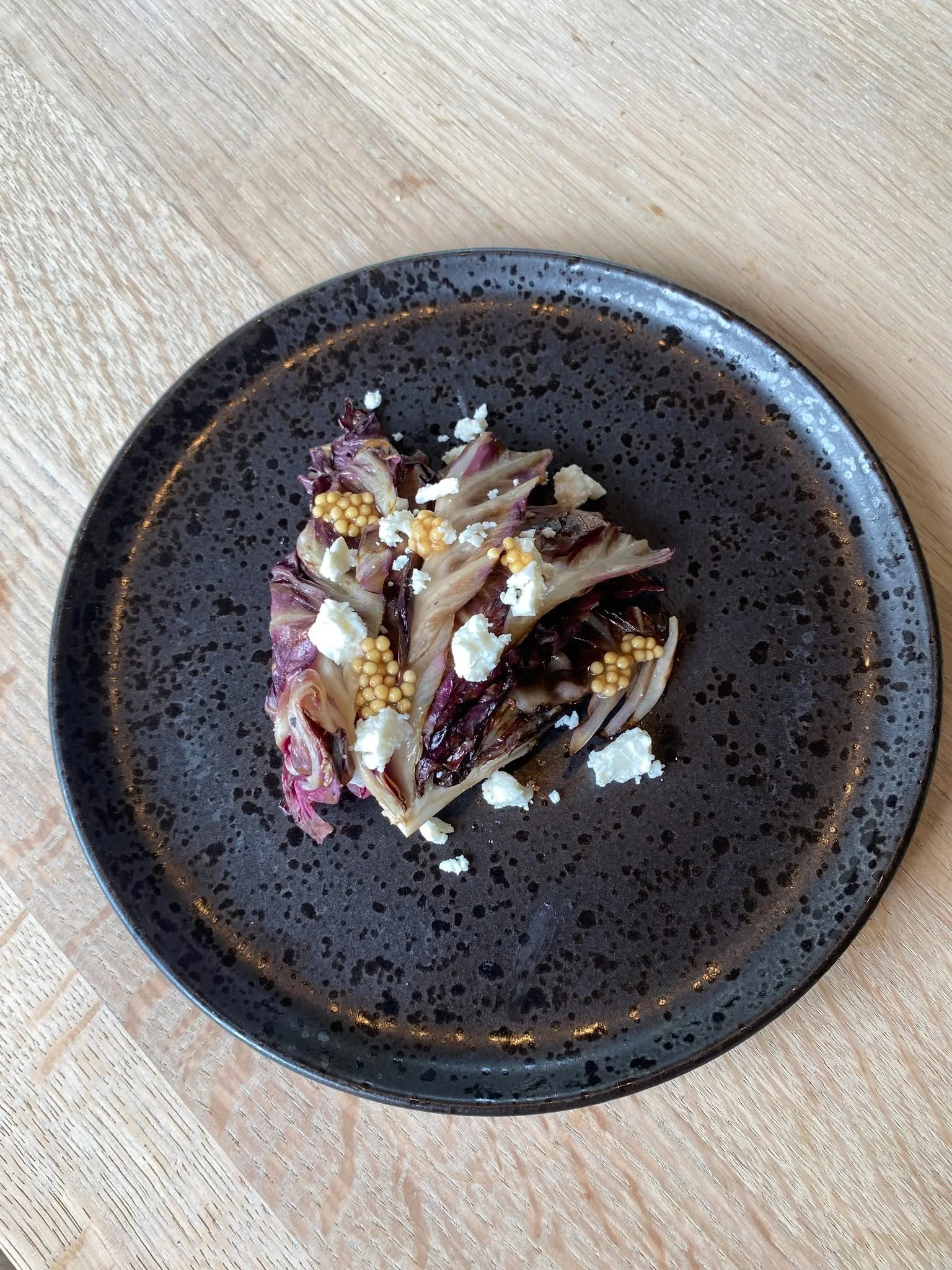 Cicorino rosso | Feta | Senfk&ouml;rner

#gebratenesgem&uuml;se #vegetarianfood #sharing #restaurant LUH #foodie #erfrischung #foodlover