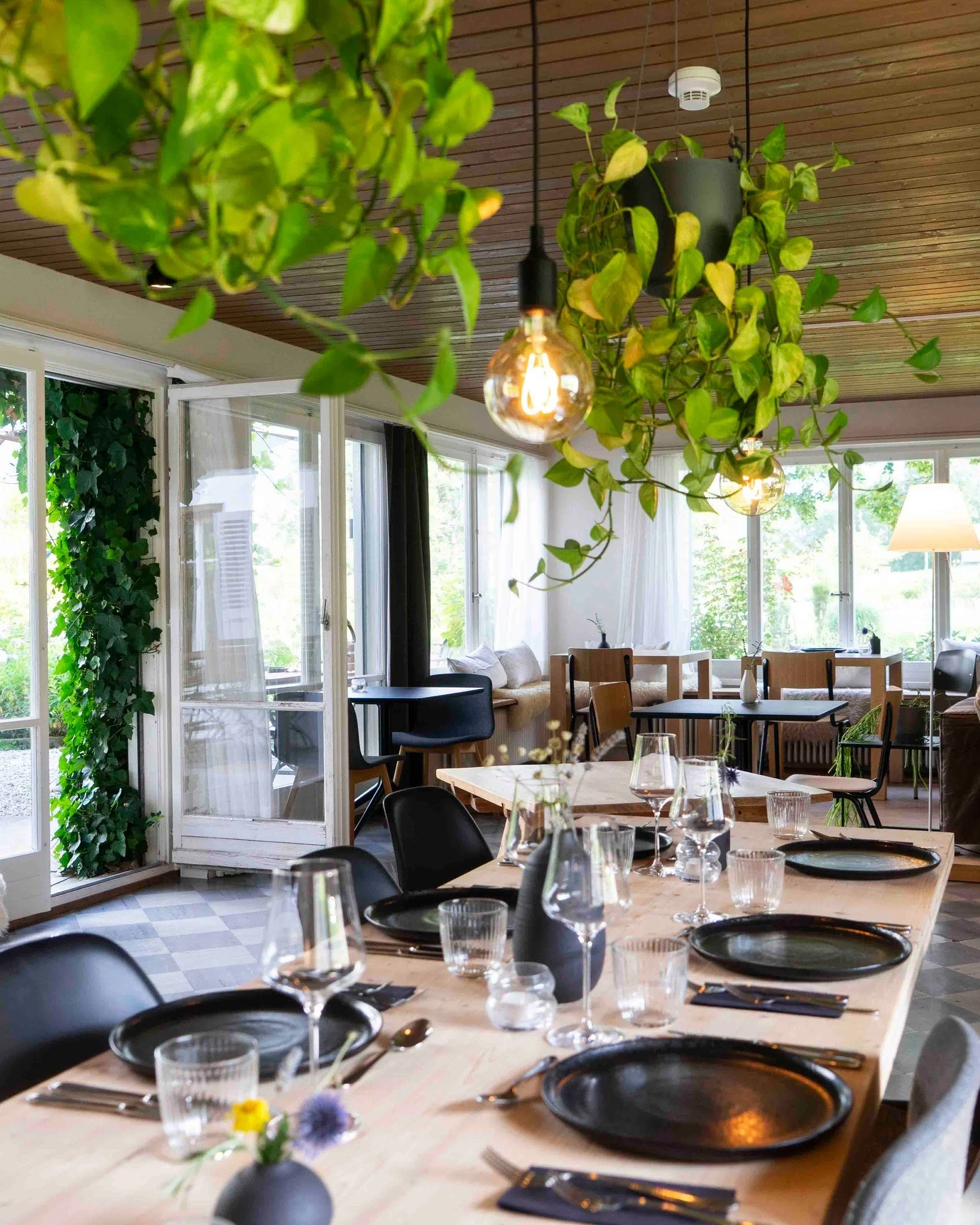 Hier trifft man sich. Zum Essen, zum Bleiben, zum Geniessen.
Wir freuen uns auf den Sommer!

#lenklodge #luhlenk #gemeinsamgeniessen #slowfoodvibes #berneroberland #mountainmoments #goodfoodgoodmood #ap&eacute;rozeit