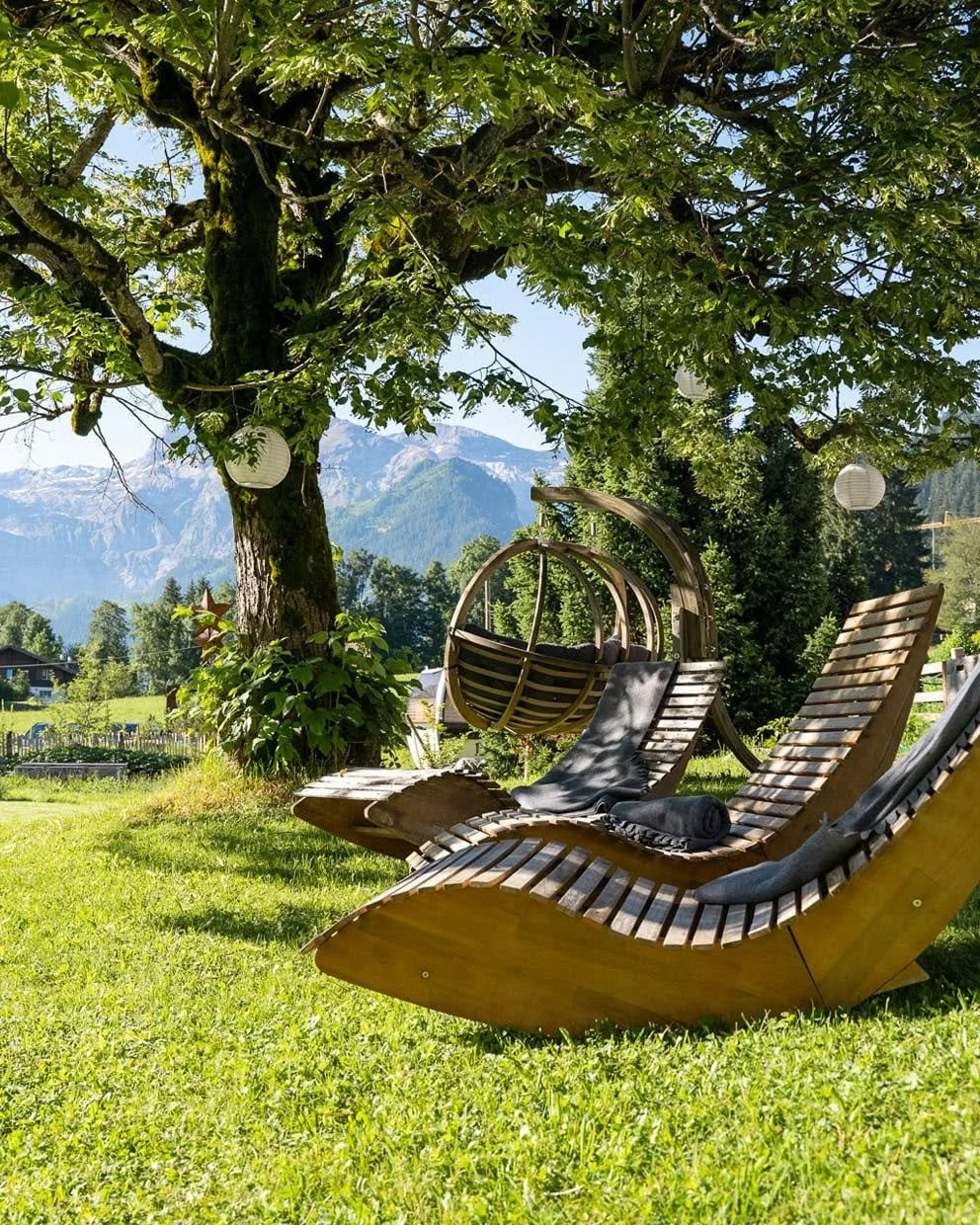 Wir k&ouml;nnten jetzt etwas &uuml;ber unsere Liegen, den Garten oder die Aussicht schreiben.
Oder ihr stellt euch einfach kurz vor, wie es w&auml;re, genau hier zu liegen. ☀️🌳⛰

#LenkLodge #BernerOberland #Auszeit #Bergsommer #Naturgeniessen #Swiss