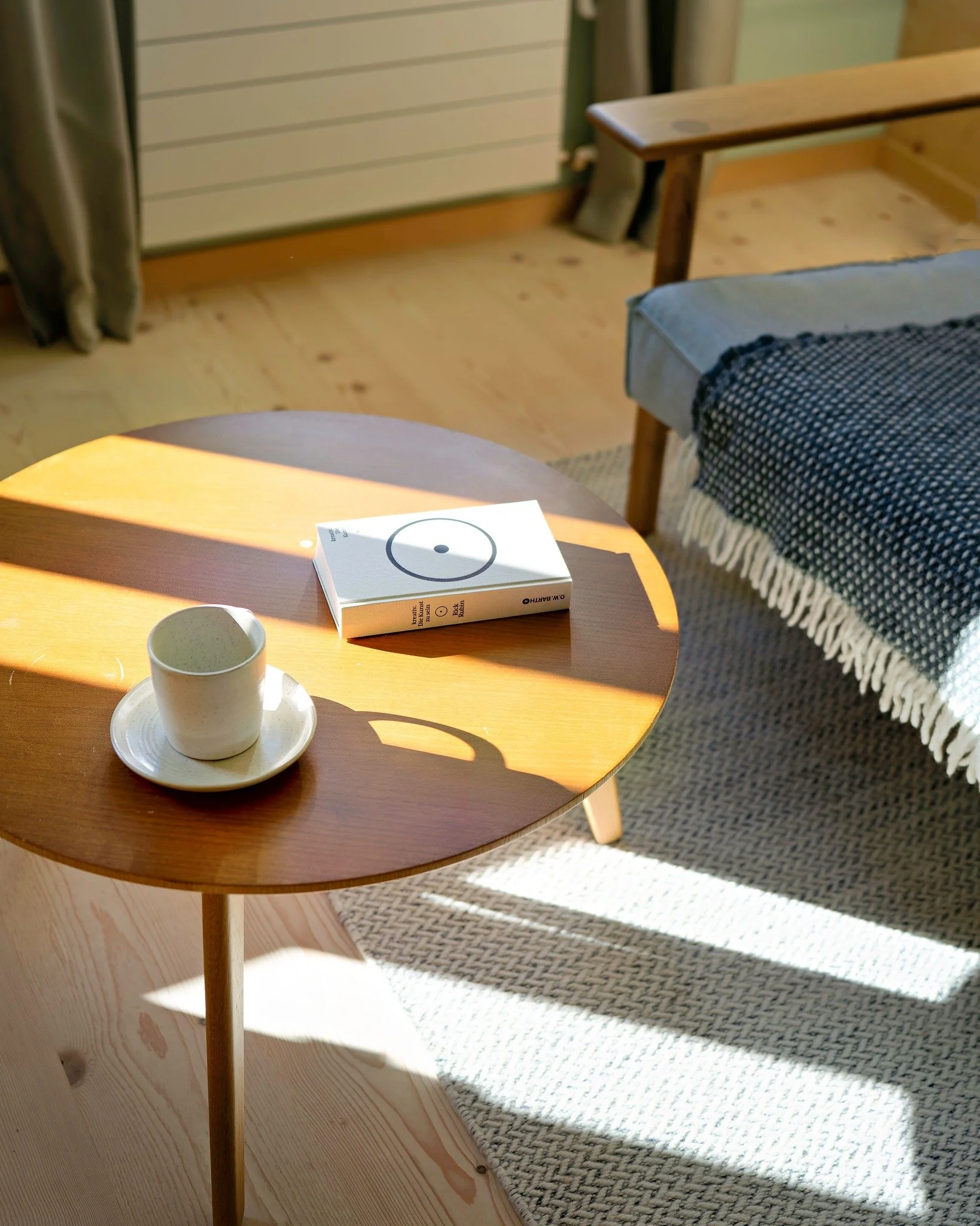 Ein Morgenmoment mit dem Buch:
Kreativ. Die Kunst zu sein.

Ein guter Start in den Tag. ☕️📖

#LenkLodge #Morgenmoment #Buchtipp #Kreativit&auml;t #Auszeit #SlowLiving #ZeitF&uuml;rMich #BernerOberland #Lesemoment #Morgensonne