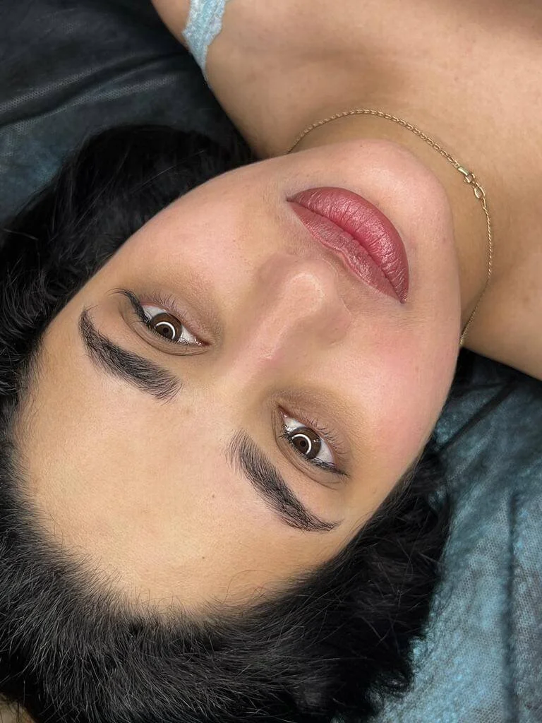 Detail tváre klientky počas kozmetického ošetrenia pleti v kozmetickom salóne Olyva Beauty v Bratislave.