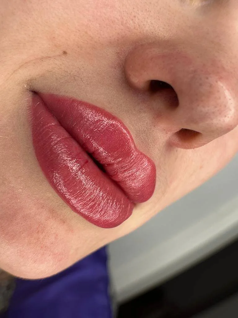 Detail pier po permanentnej make-up službe v kozmetickom salóne Olyva Beauty, Bratislava.