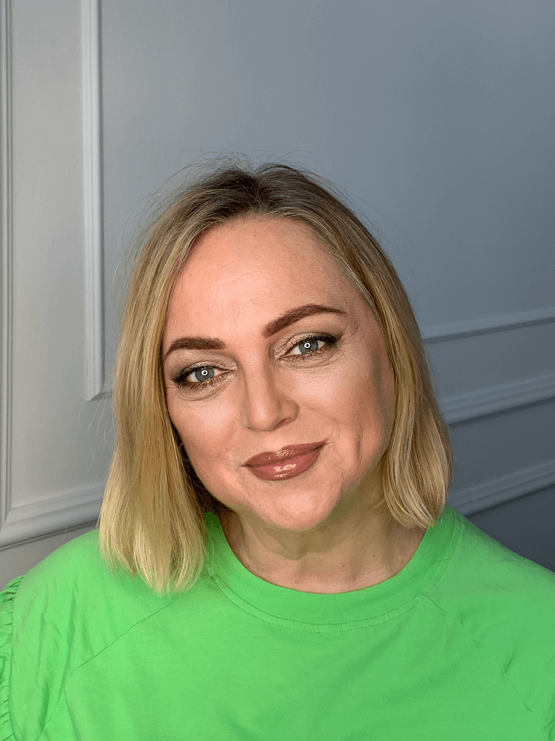 Spokojná klientka v kozmetickom salóne Olyva Beauty v Bratislave po ošetrení pleti.