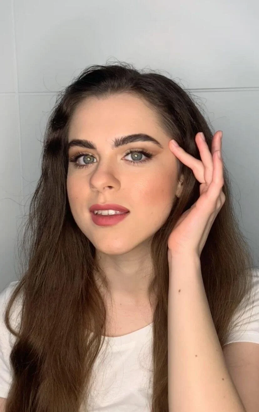 Klientka kozmetického salónu Olyva Beauty v Bratislave s profesionálne naneseným make-upom a upravenou pleťou.