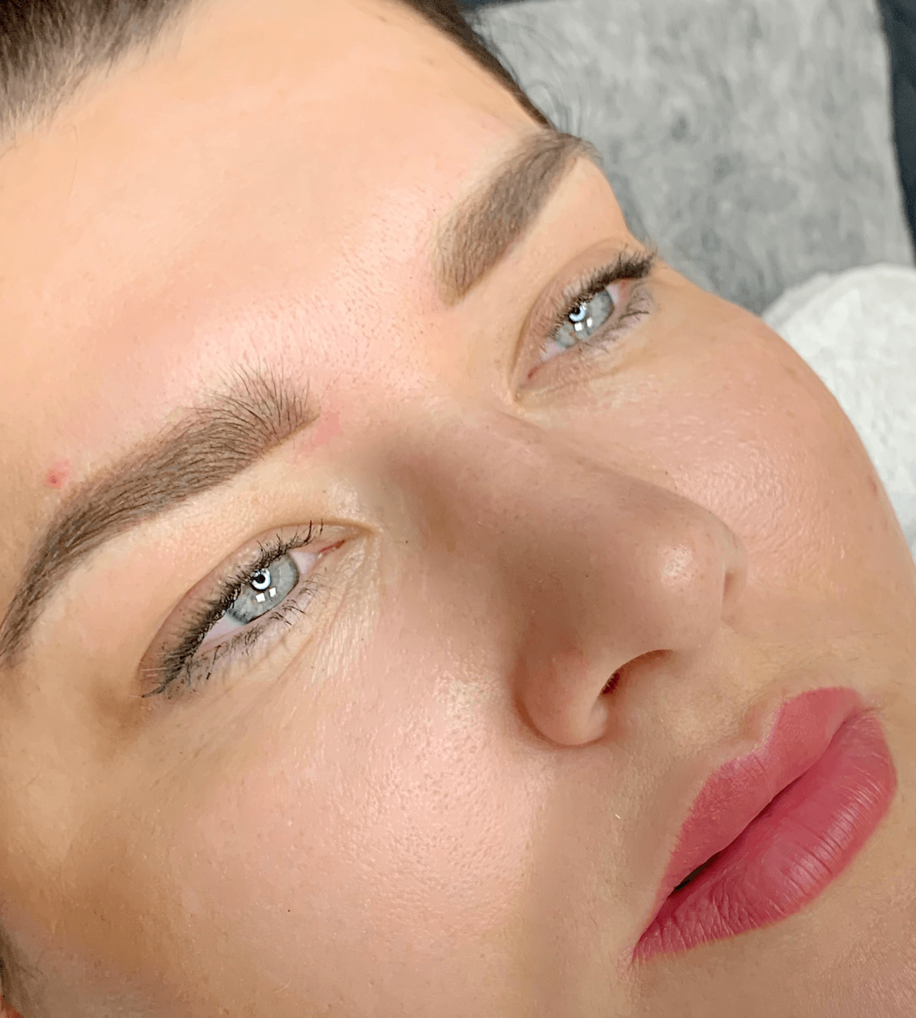 Profesionálne líčenie očí, pier a úprava obočia v kozmetickom salóne Olyva Beauty Bratislava.